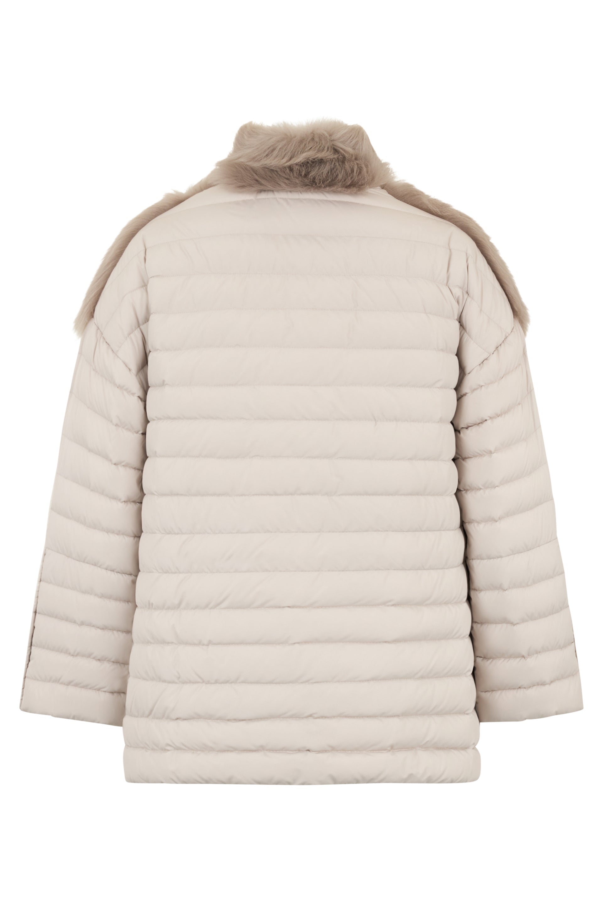 Synthetic fur in sand tones, ideal for winter outfits.