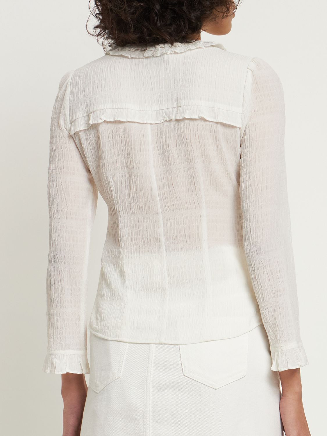 Elegant white sweater with long sleeves