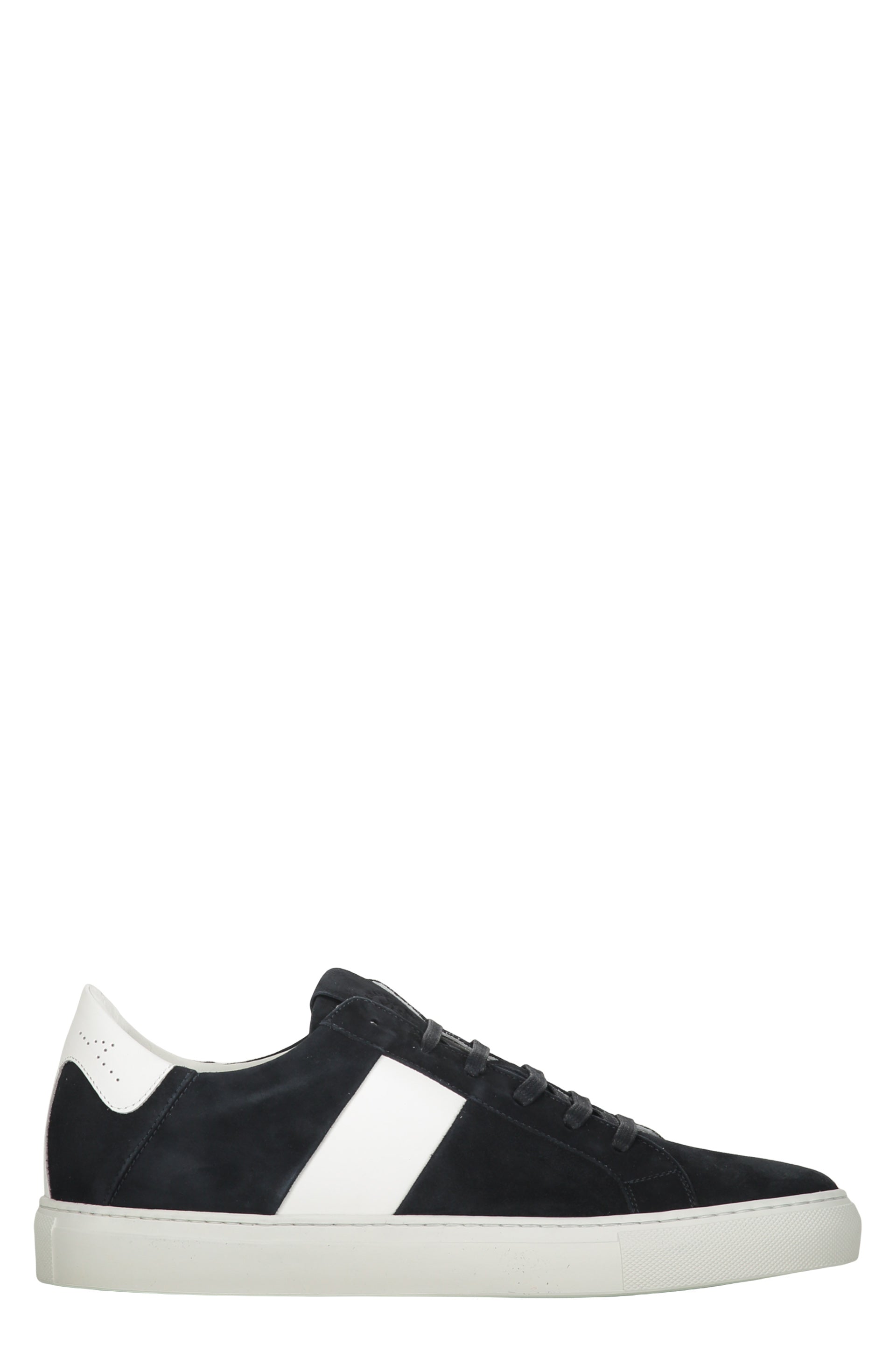 Modern and minimalist sneakers, guaranteed comfort.