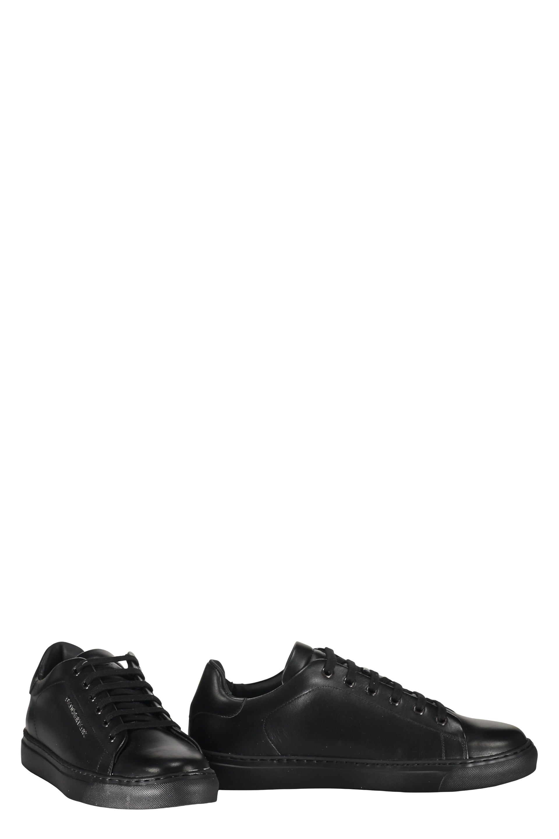 Elegant black leather sneakers