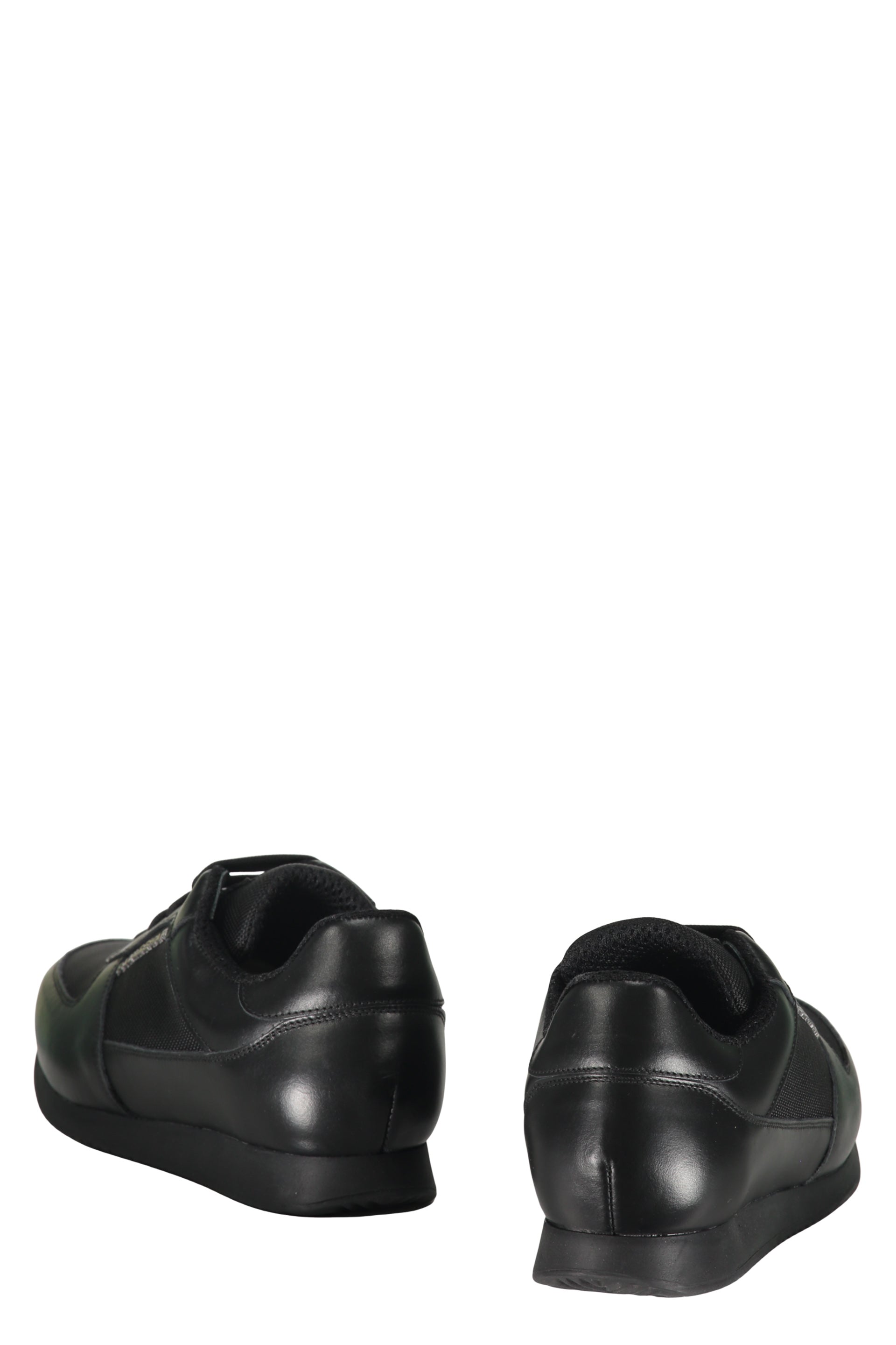 Elegant and lightweight black sneakers for any occasion