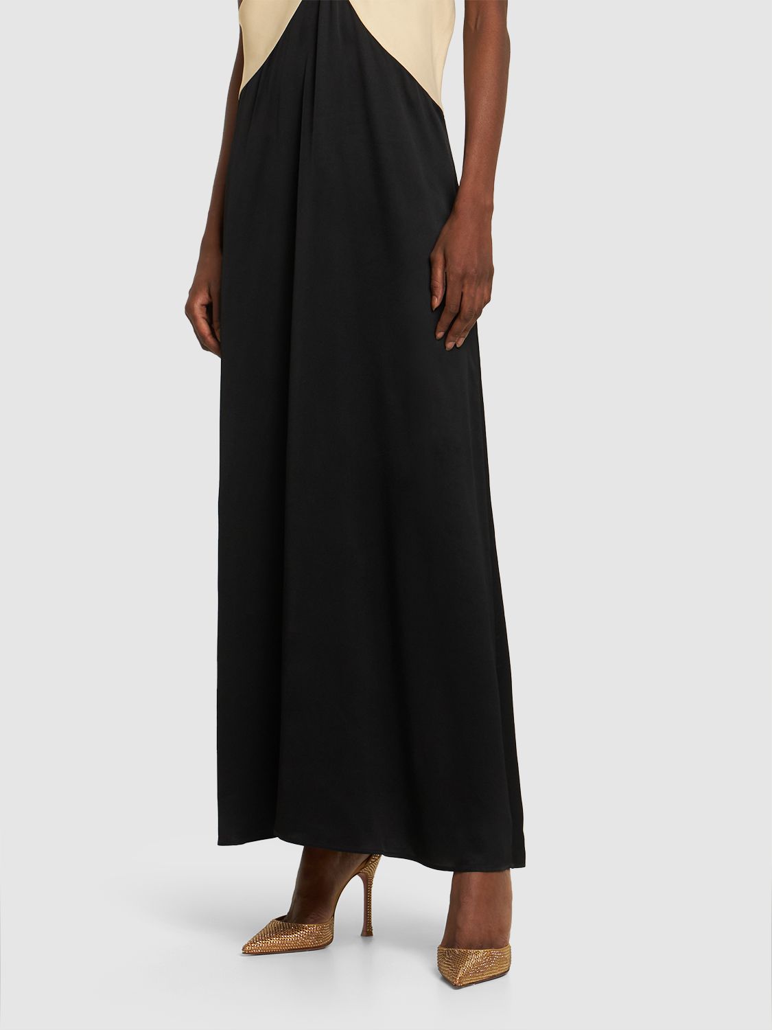 Elegant décolleté with pointed heel and strap