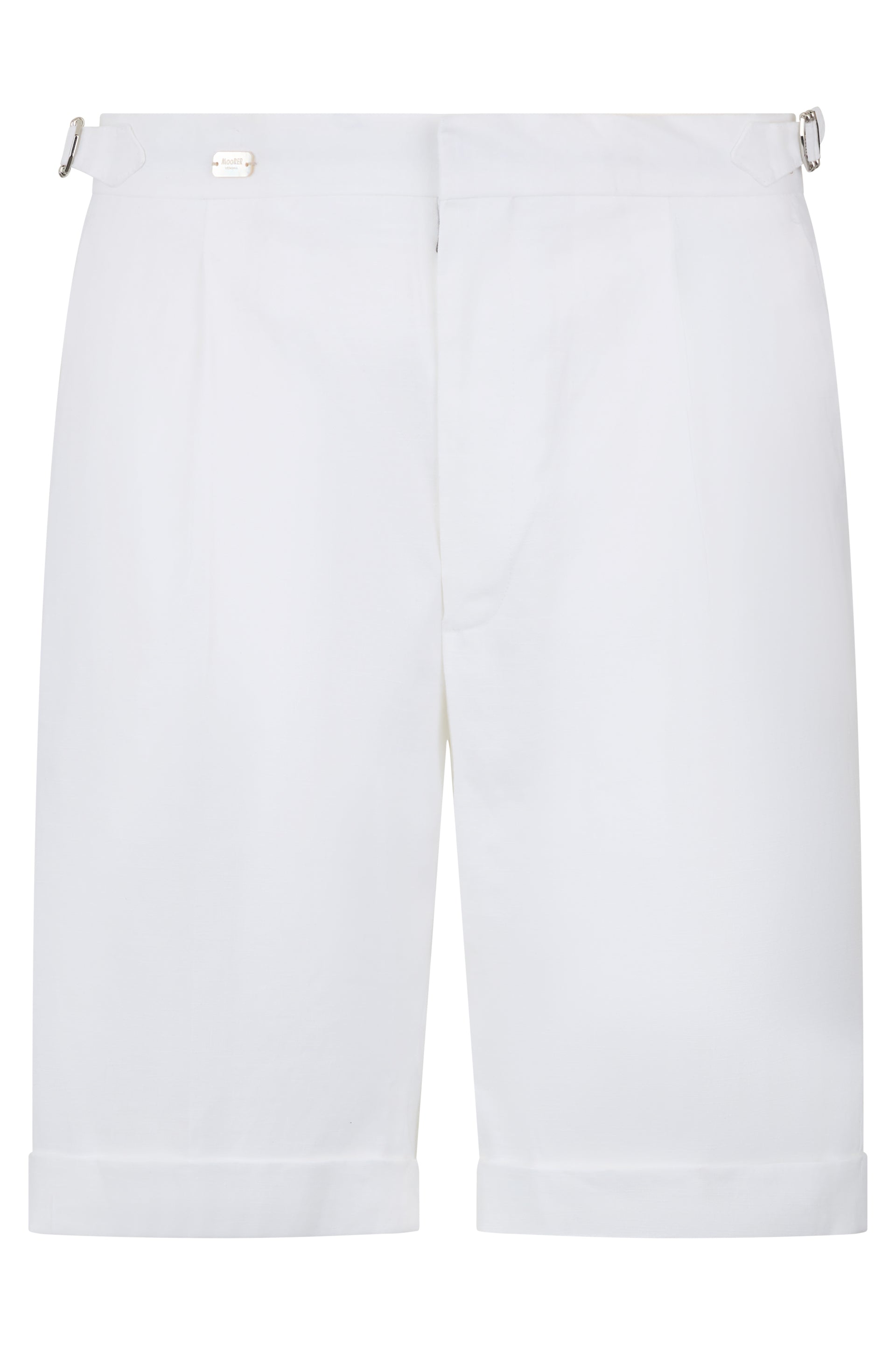 White bermuda shorts with a casual and versatile style.