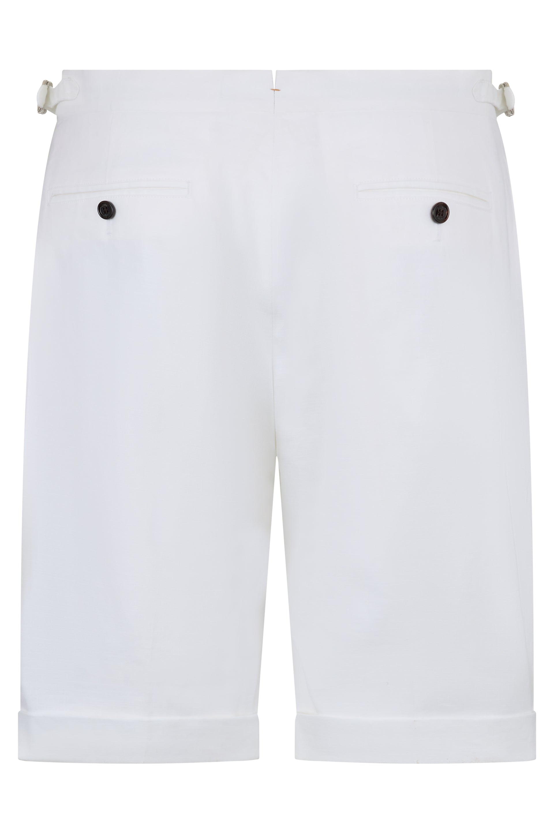 White bermuda shorts with a casual and versatile style.