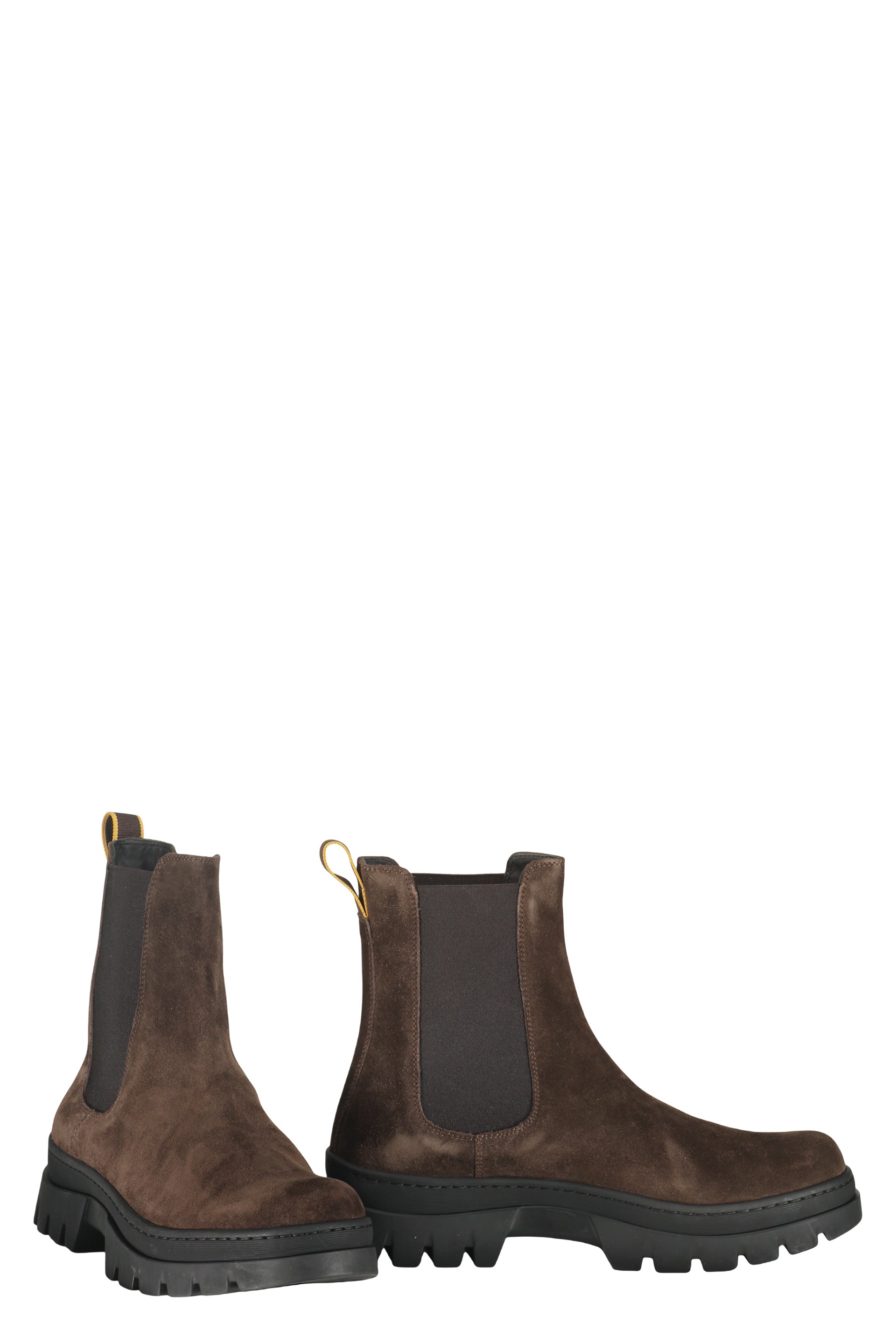 Elegant brown suede boot with anti-slip