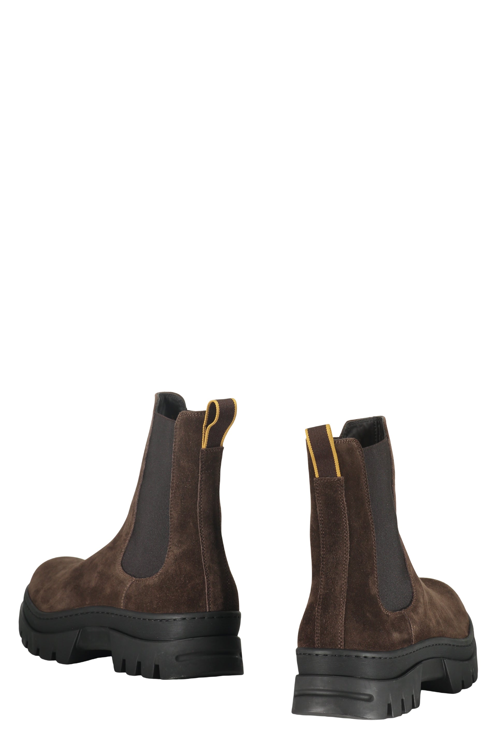Elegant brown suede boot with anti-slip