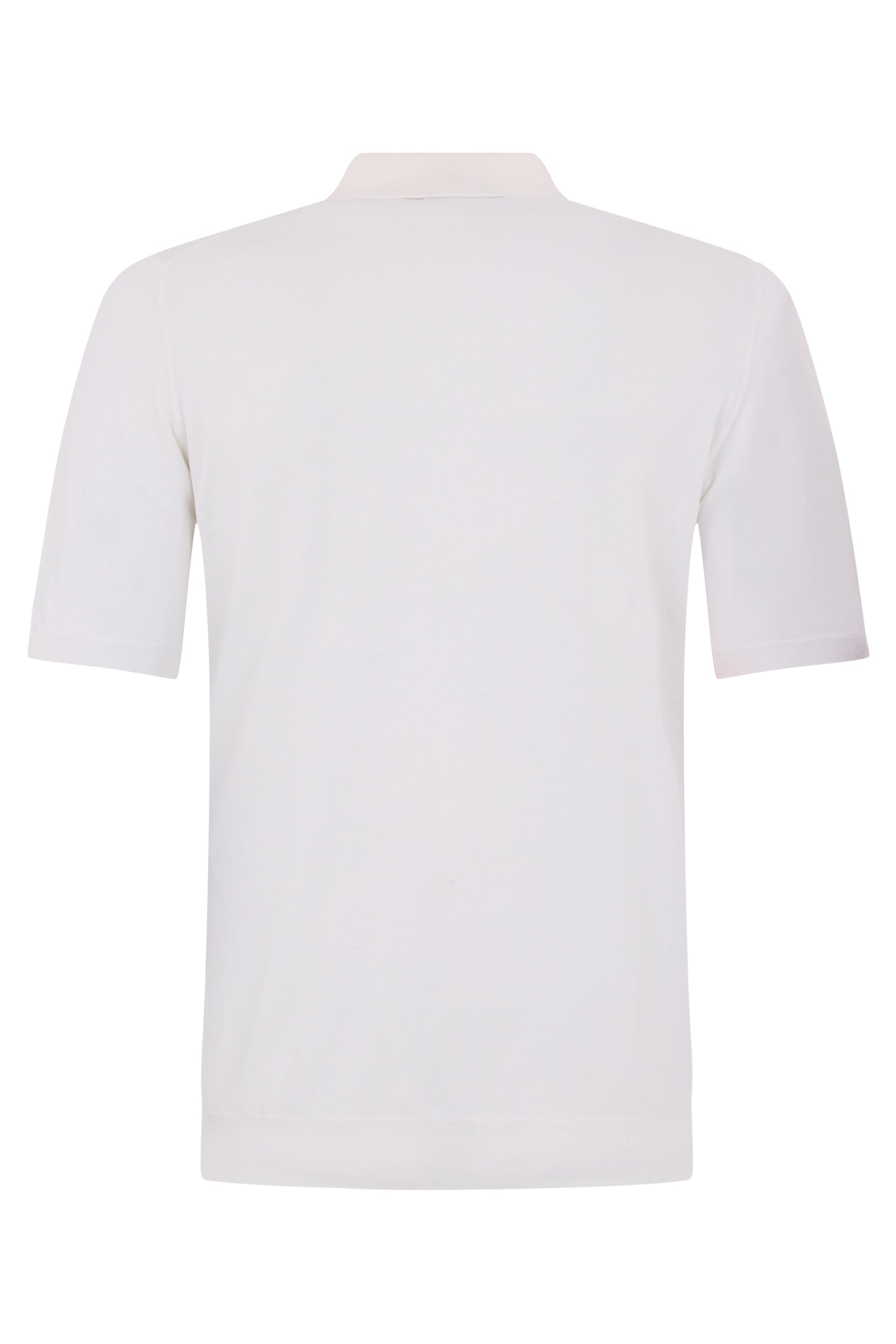 White polo with short sleeves and a minimal and versatile design.