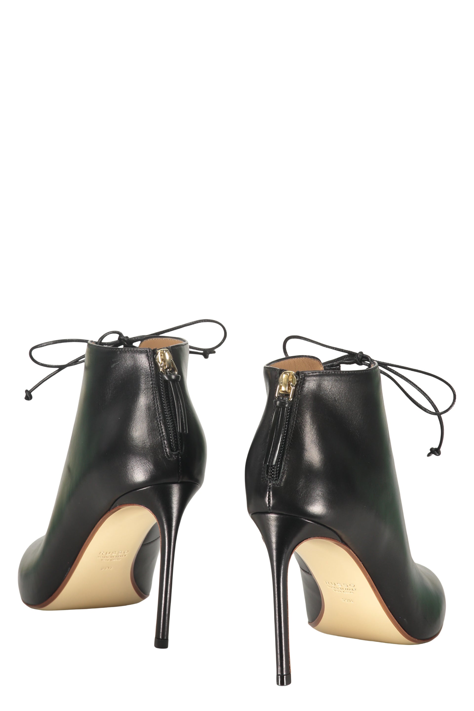 Elegant ankle boots in black leather