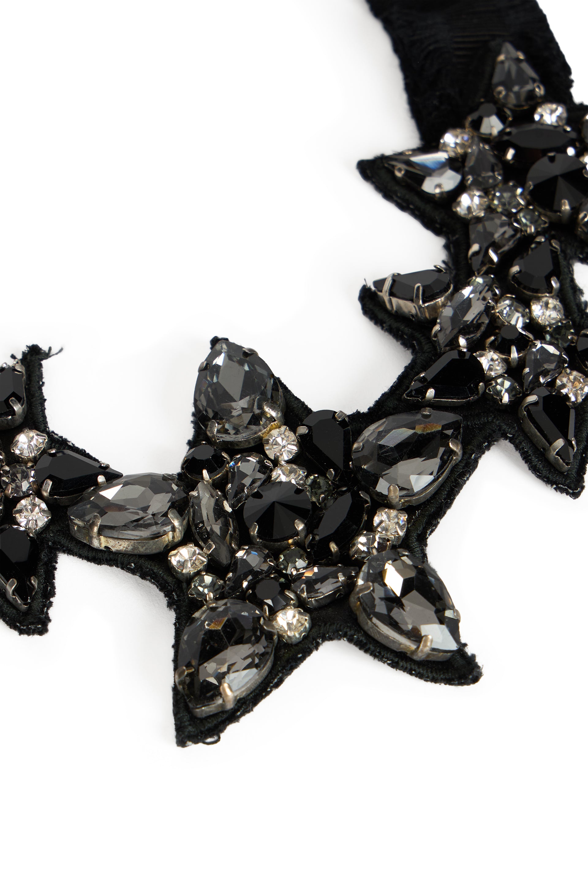 Elegant necklace with stars embellished with gemstones.