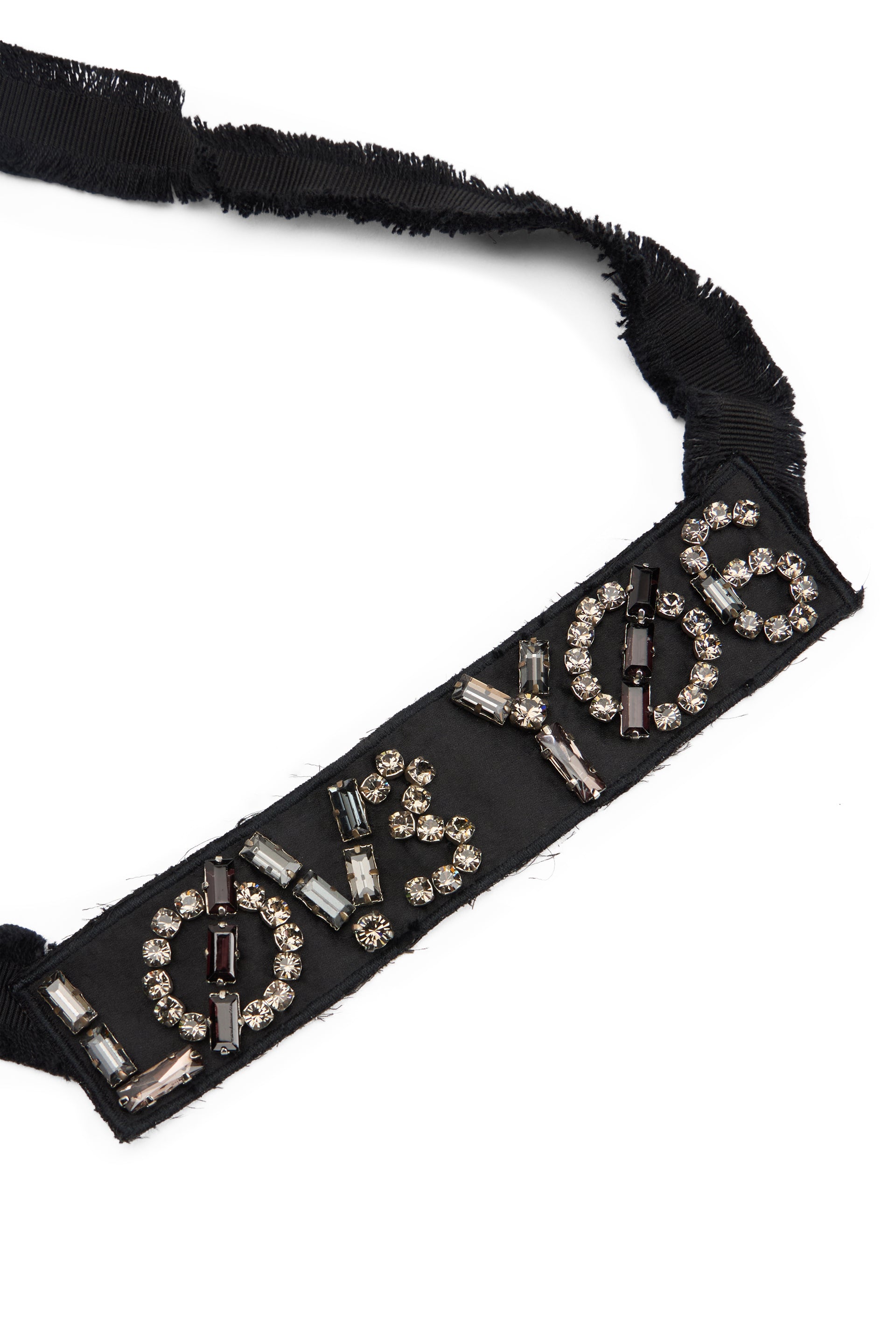 Black necklace with a luminous detail, elegant and versatile.