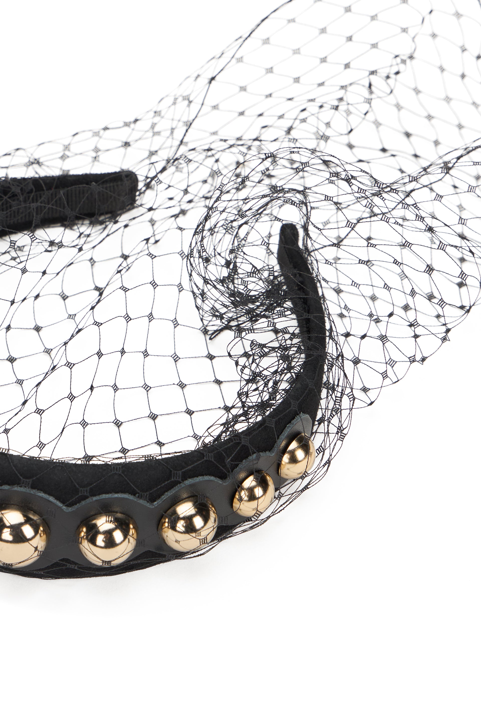 Black headband for elegant and versatile hair.