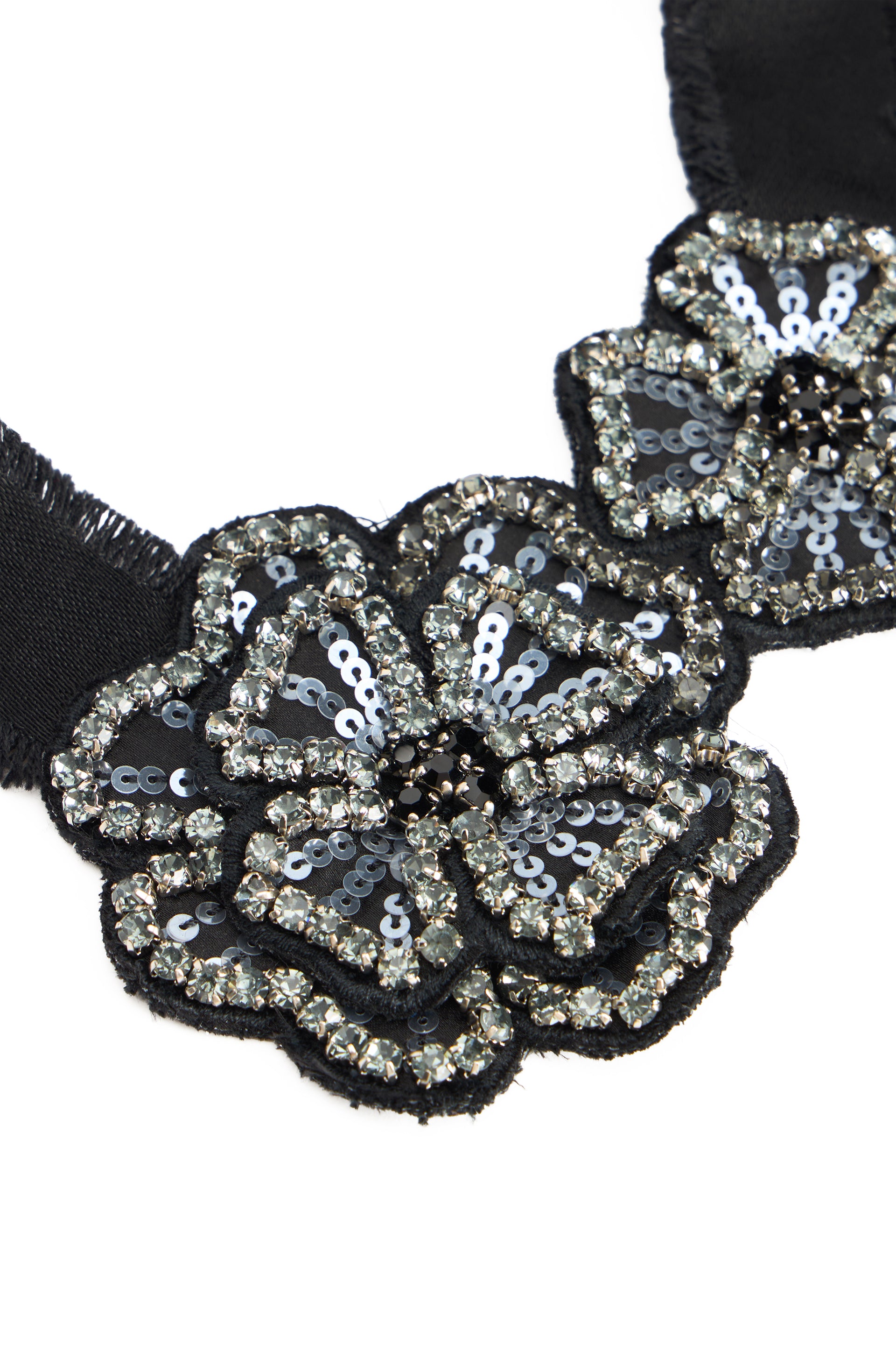 Elegant black necklace with floral details embellished with sequins and stones.