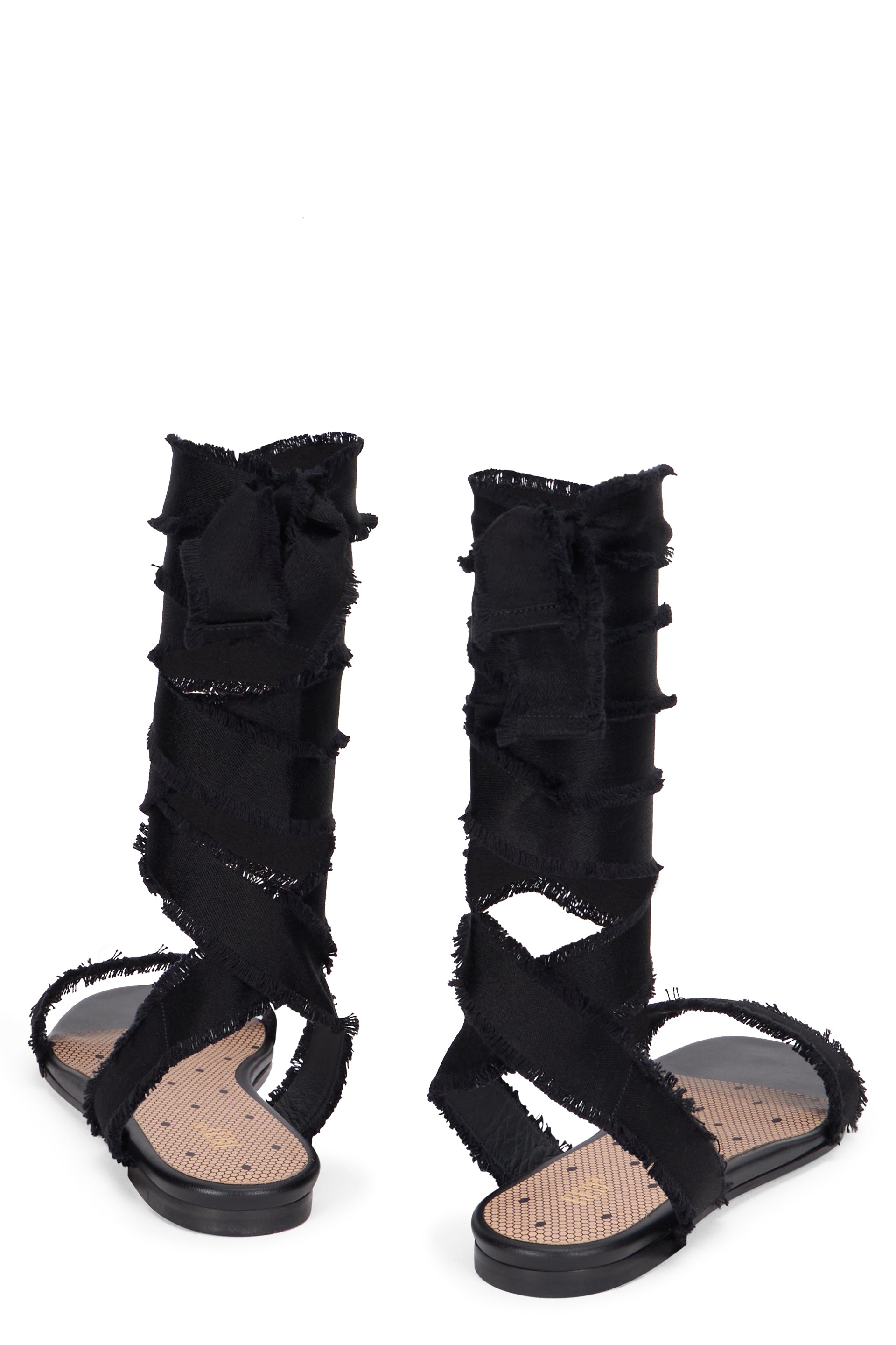 Elegant sandal to the versatile black slave.