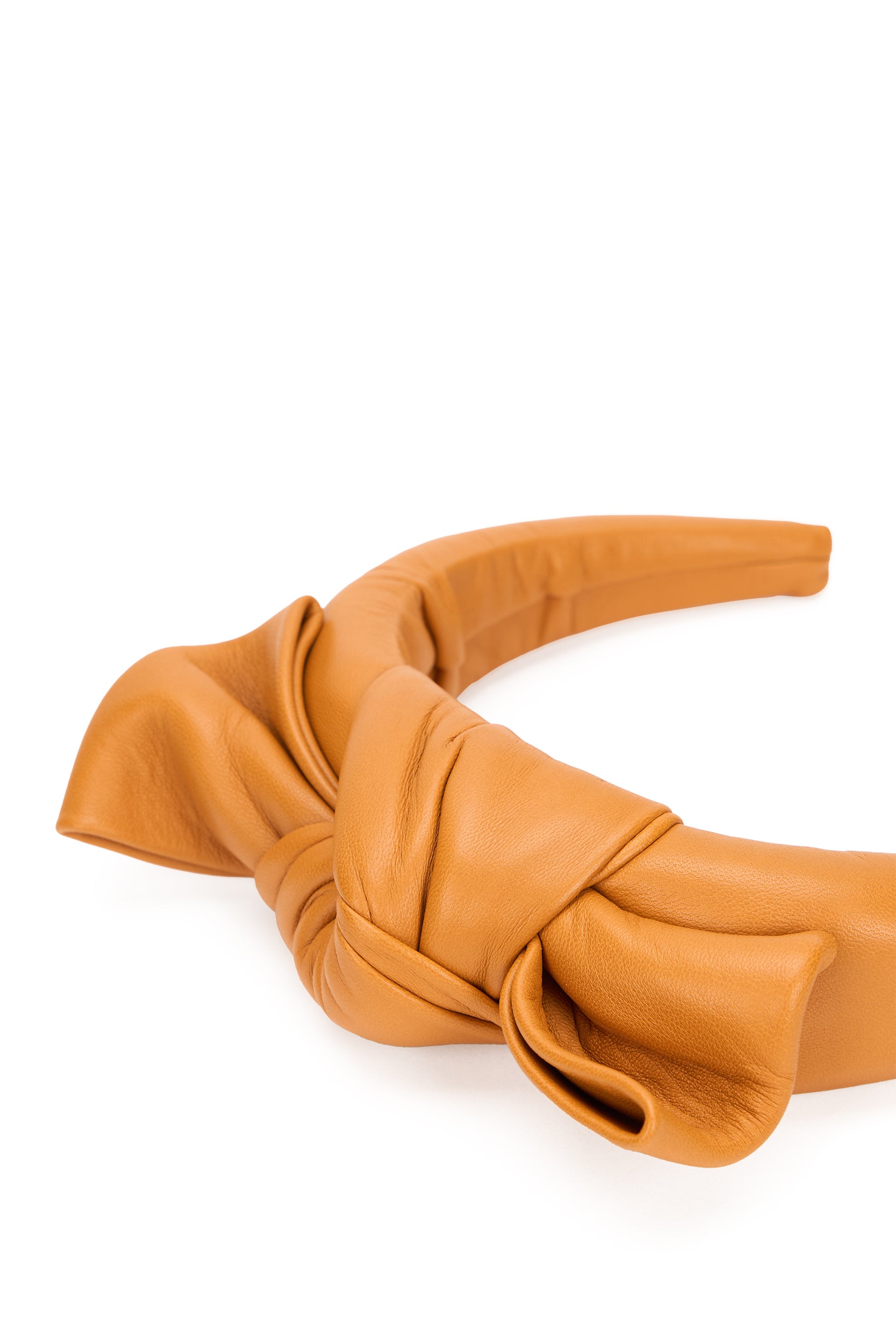 Elegant hairband made of camel-colored leather, elegant and versatile.