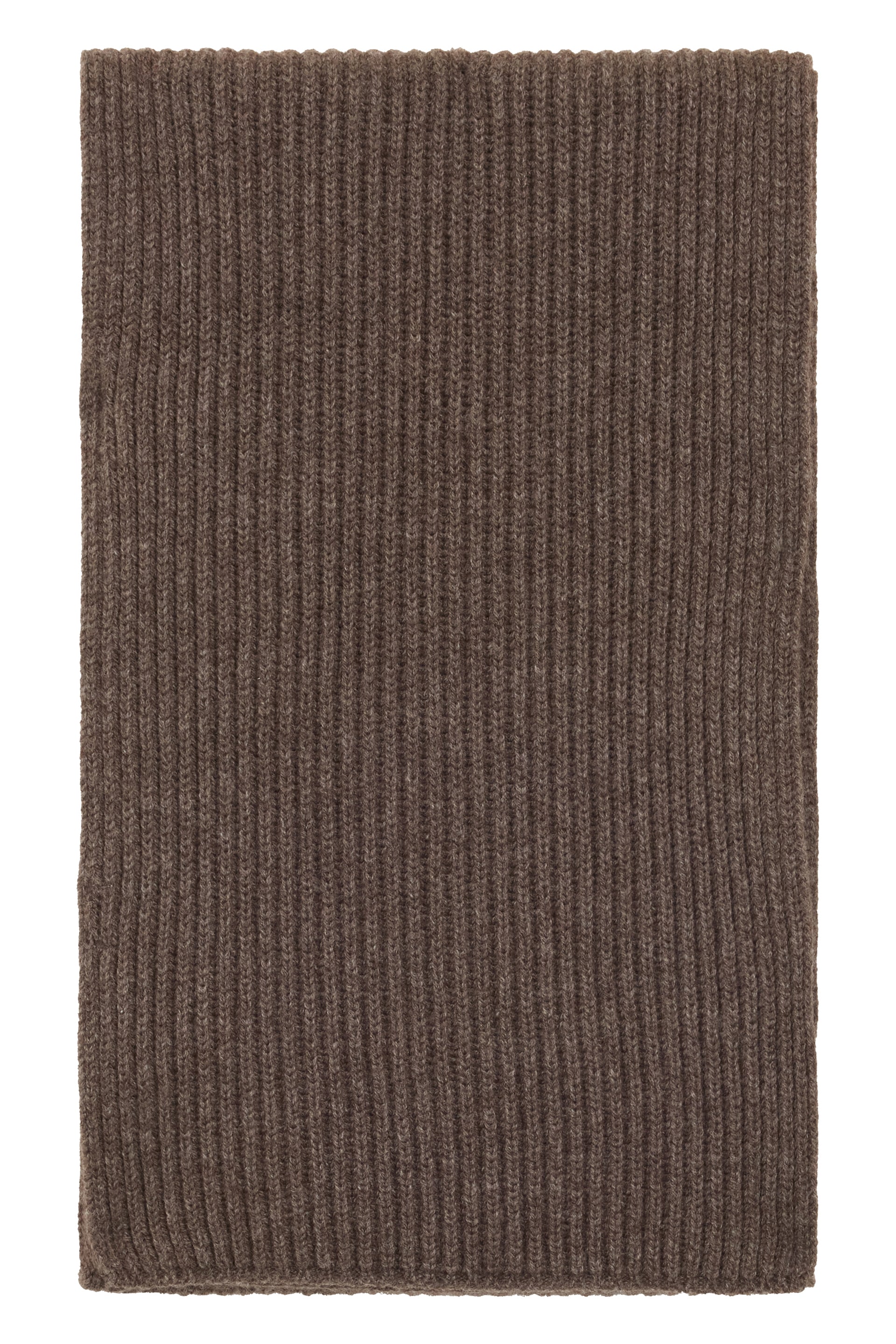 Elegant brown scarf with a melange pattern, perfect for a trendy winter look.