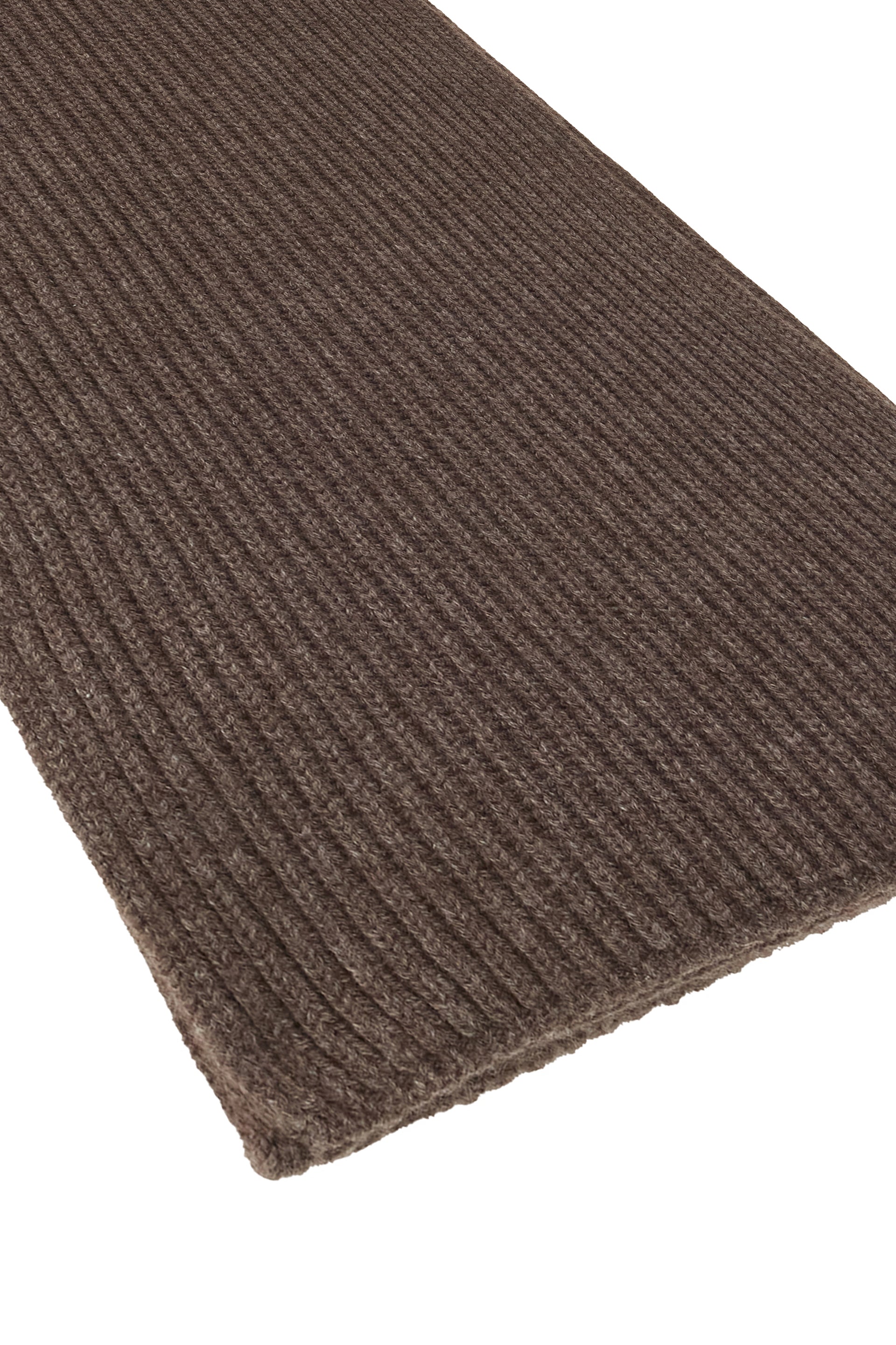 Elegant brown scarf with a melange pattern, perfect for a trendy winter look.