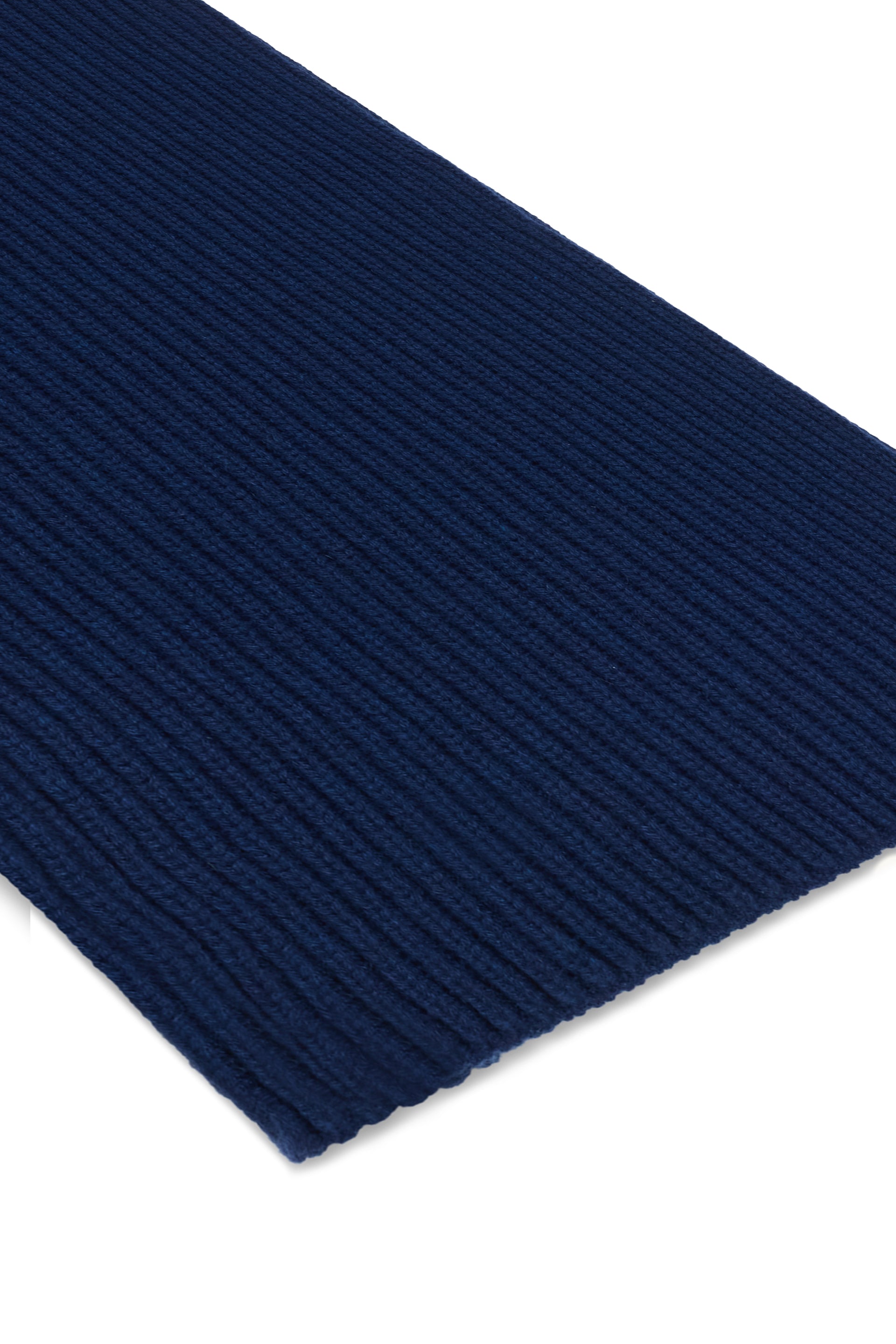Casual and versatile dark blue scarf, ideal for the winter season.