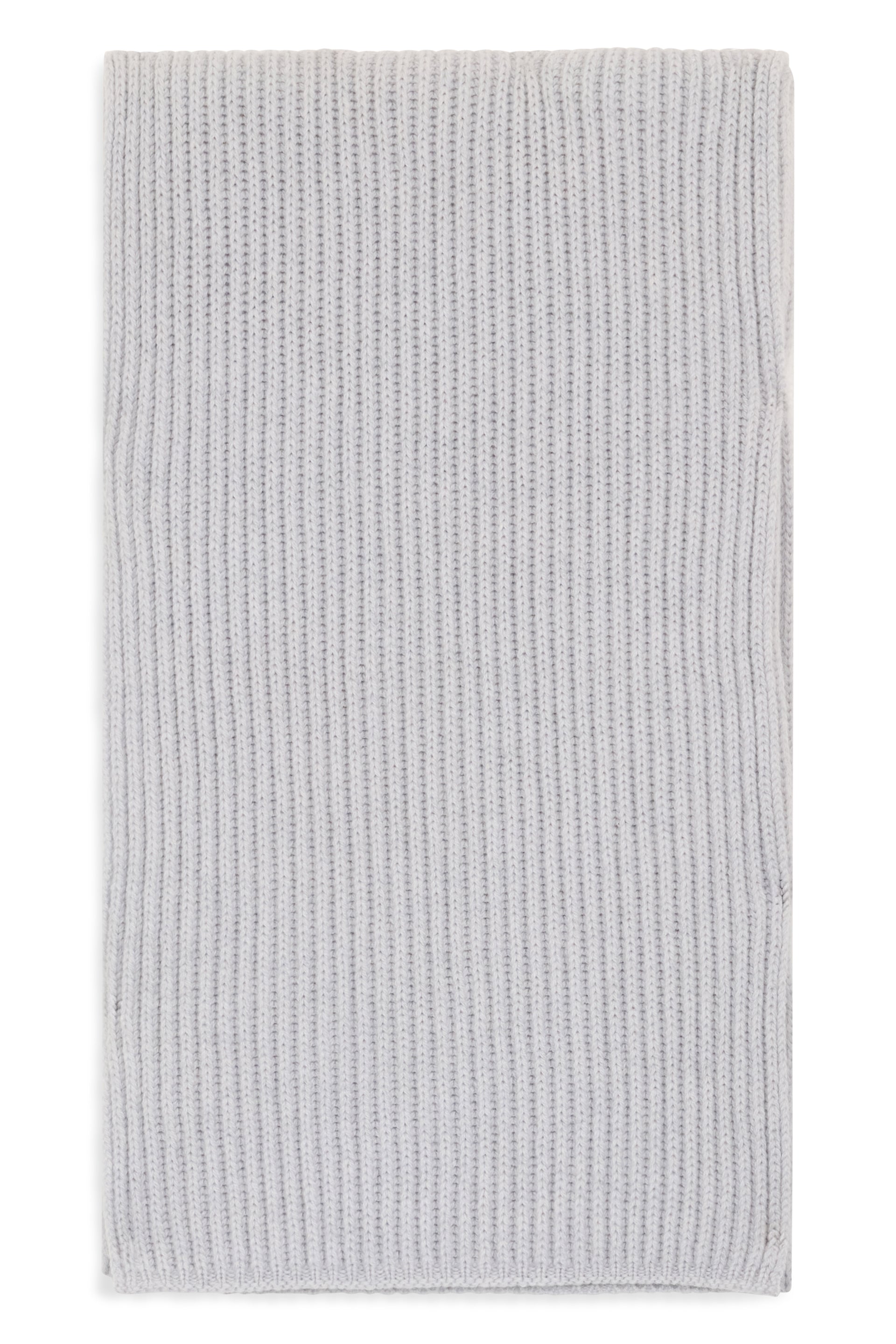 Elegant scarf in light gray shade, perfect for a comfortable and stylish look.