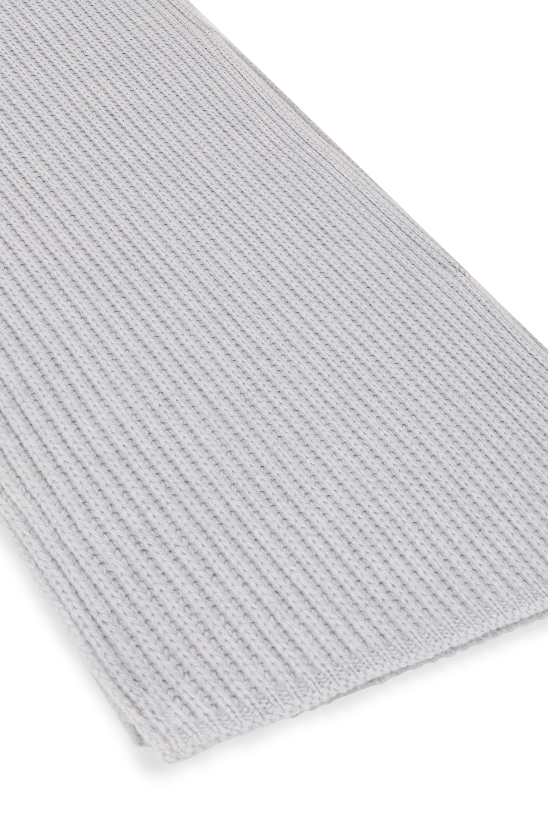 Elegant scarf in light gray shade, perfect for a comfortable and stylish look.