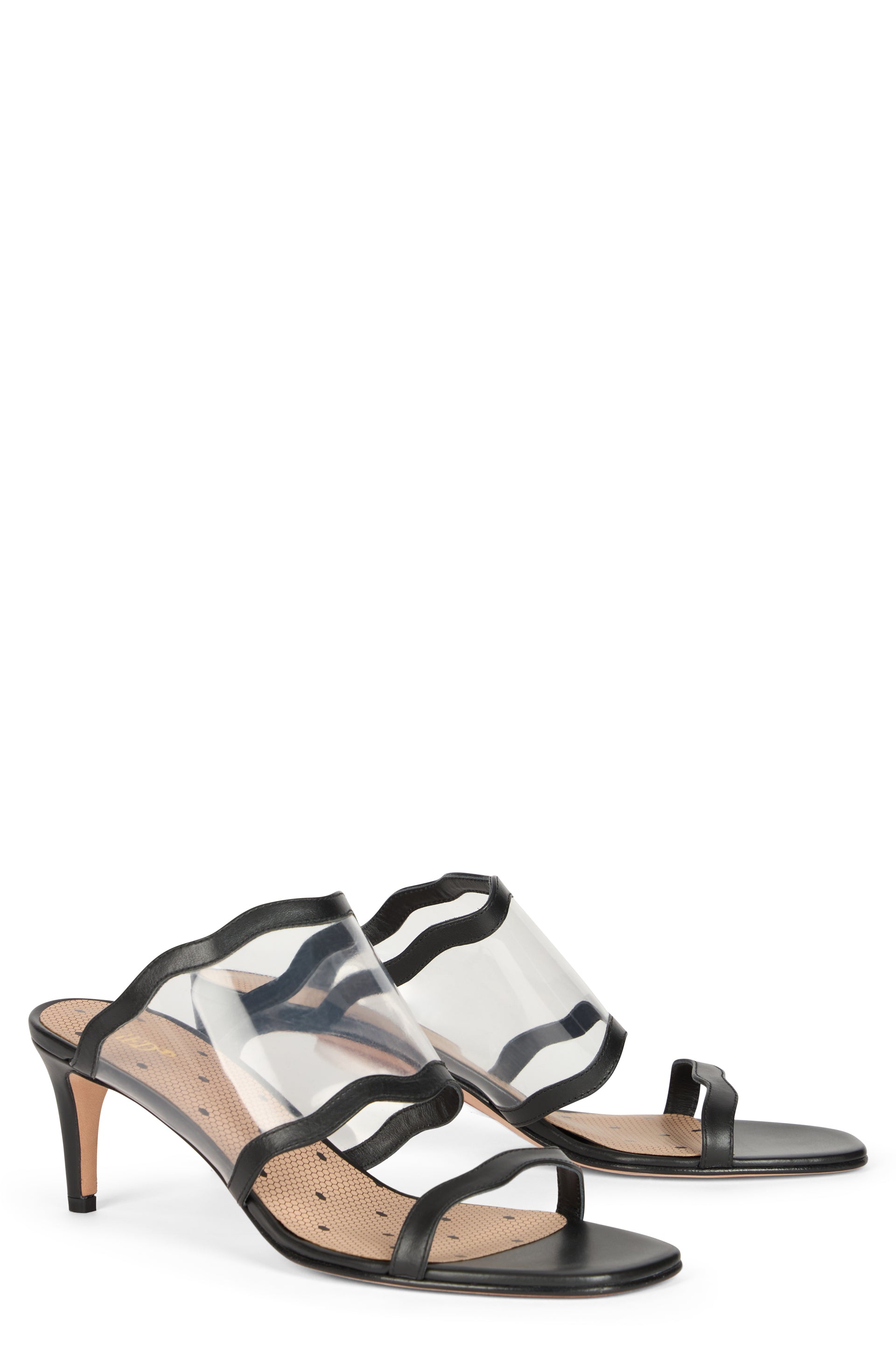 Elegant black sandal with modern and sophisticated heel.