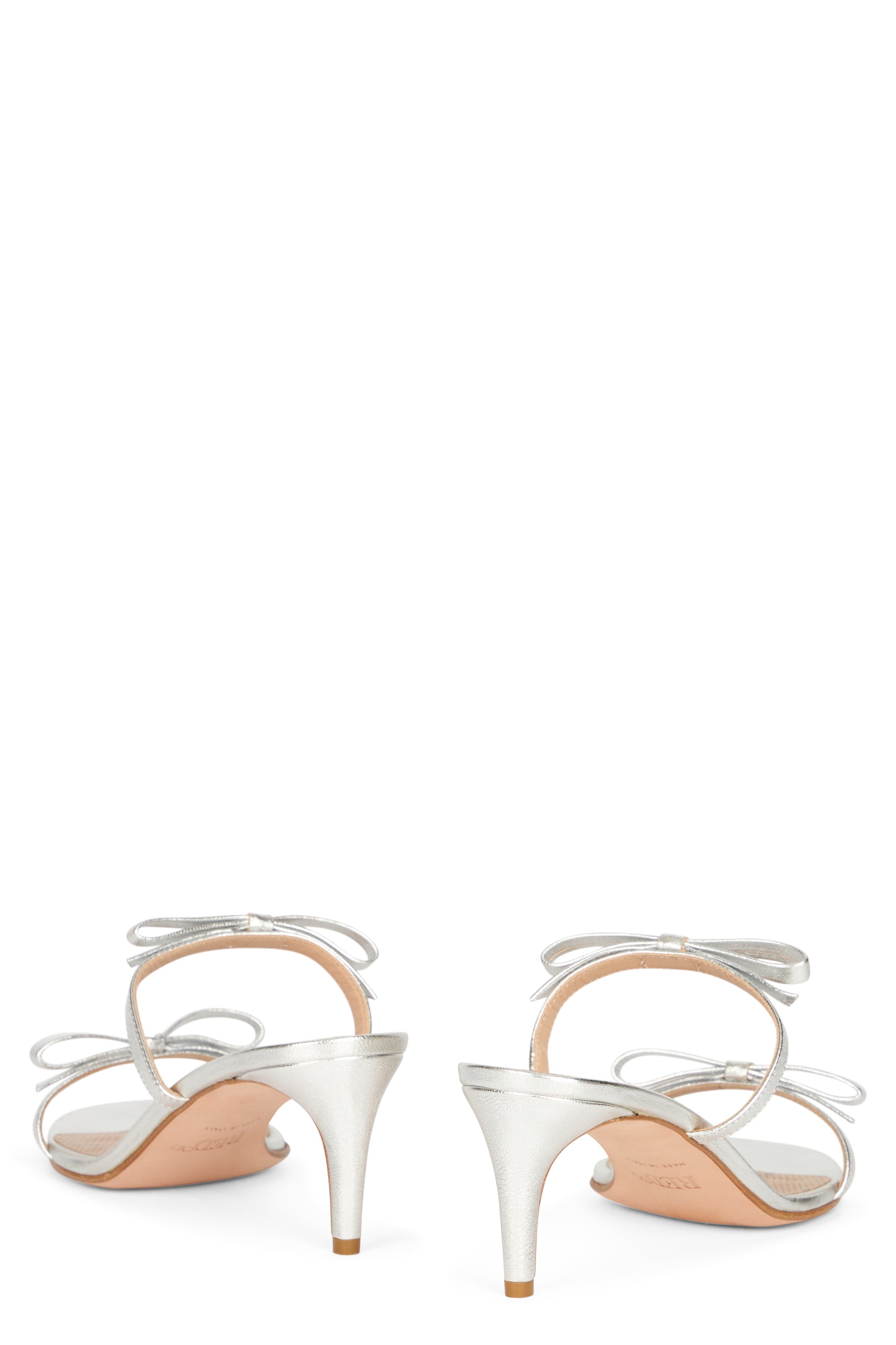 Elegant silver-colored sandal with a medium-height heel.