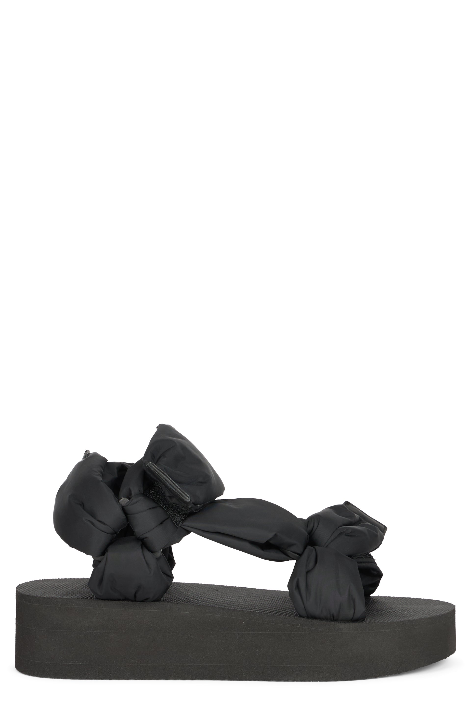 Black summer sandals with a casual and versatile design.