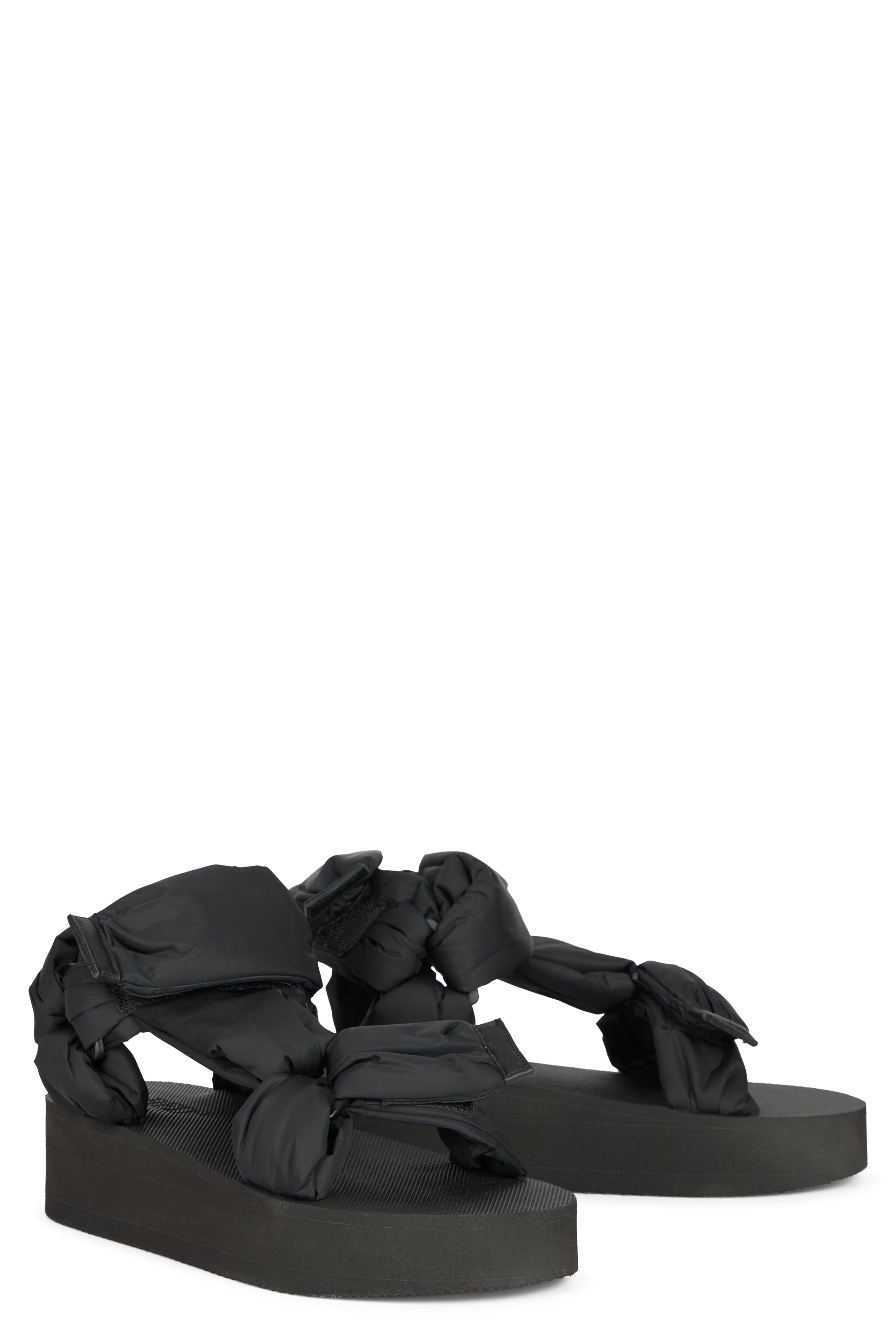 Black summer sandals with a casual and versatile design.