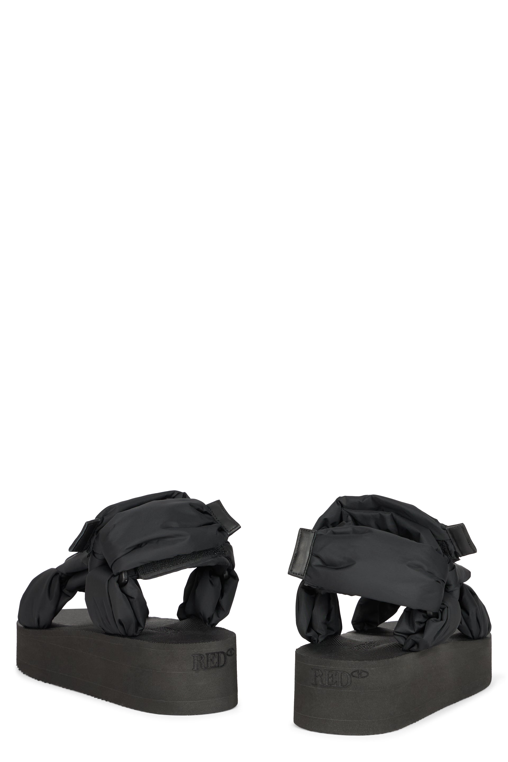 Black summer sandals with a casual and versatile design.