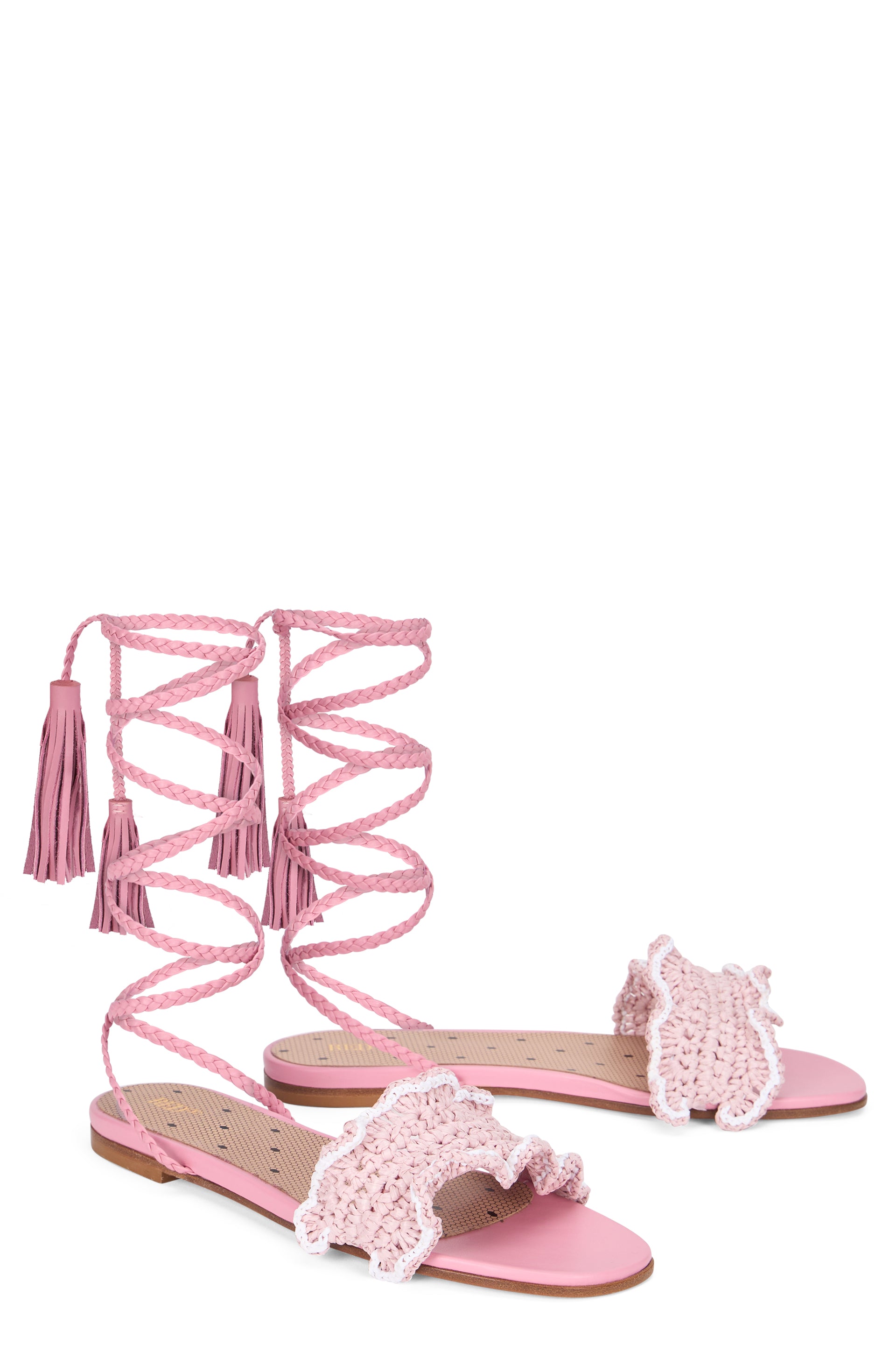 Elegant pink sandal with low heel and braided laces.