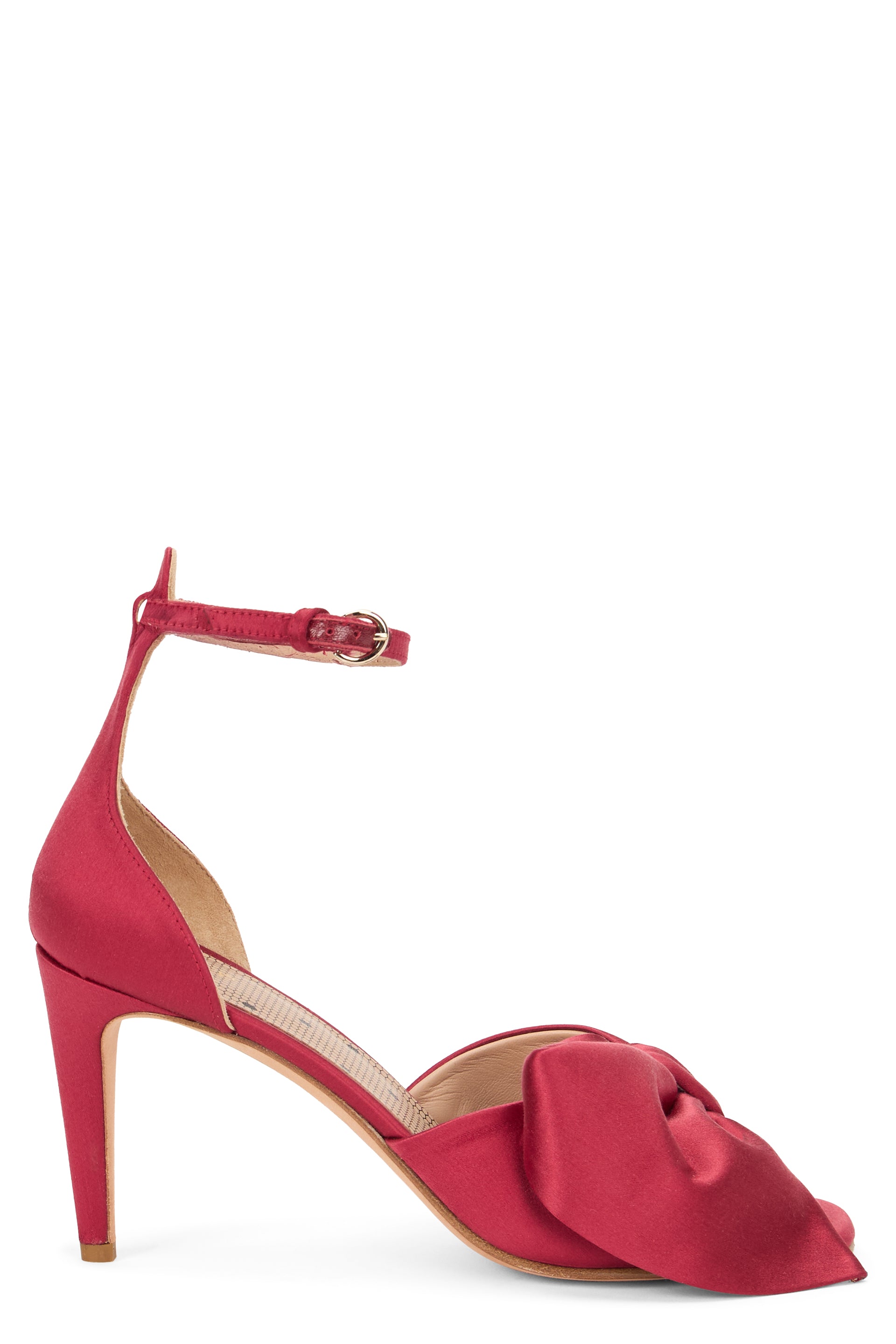 High heel shoe in red color with satin effect.