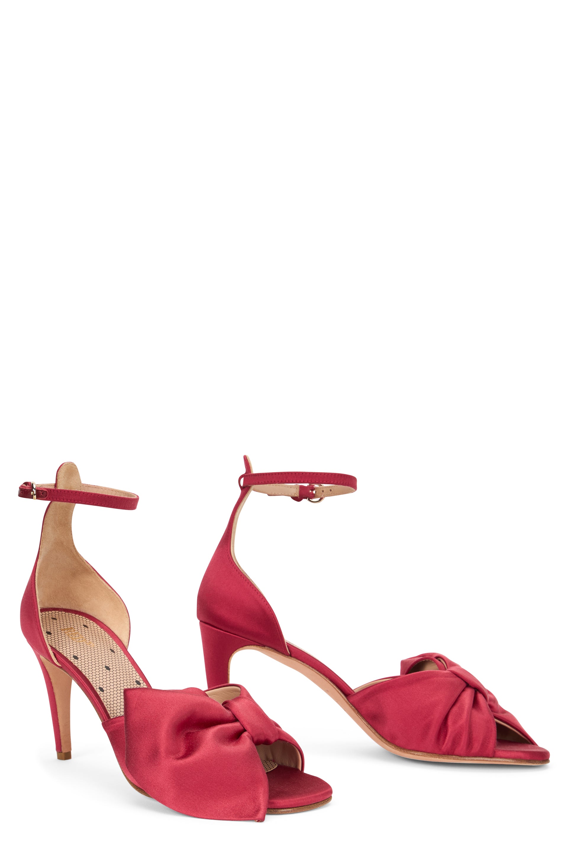 High heel shoe in red color with satin effect.
