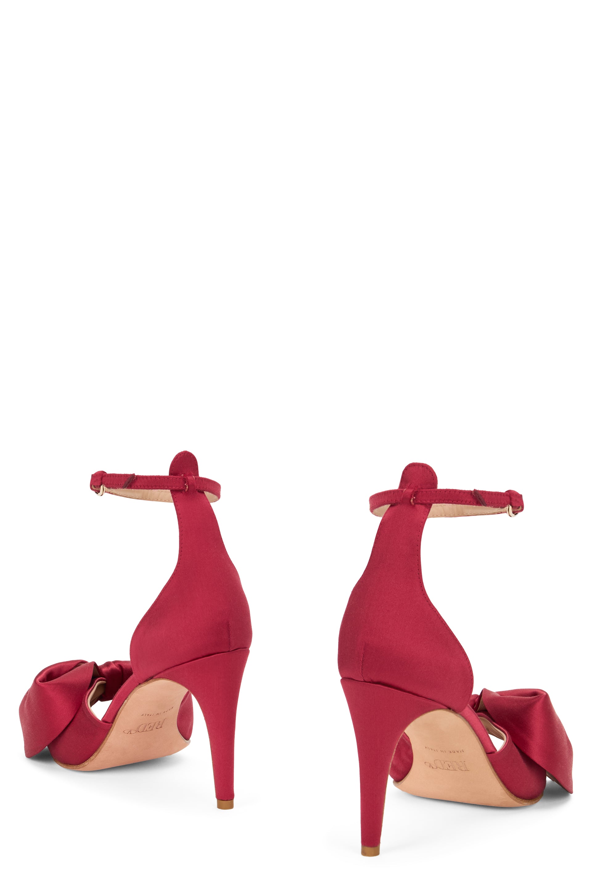 High heel shoe in red color with satin effect.