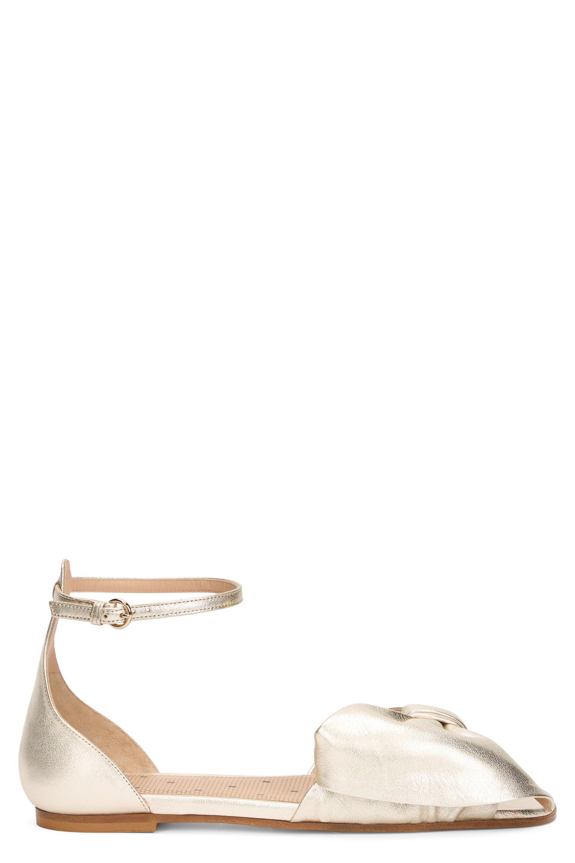 Gold sandal with an elegant and refined design.