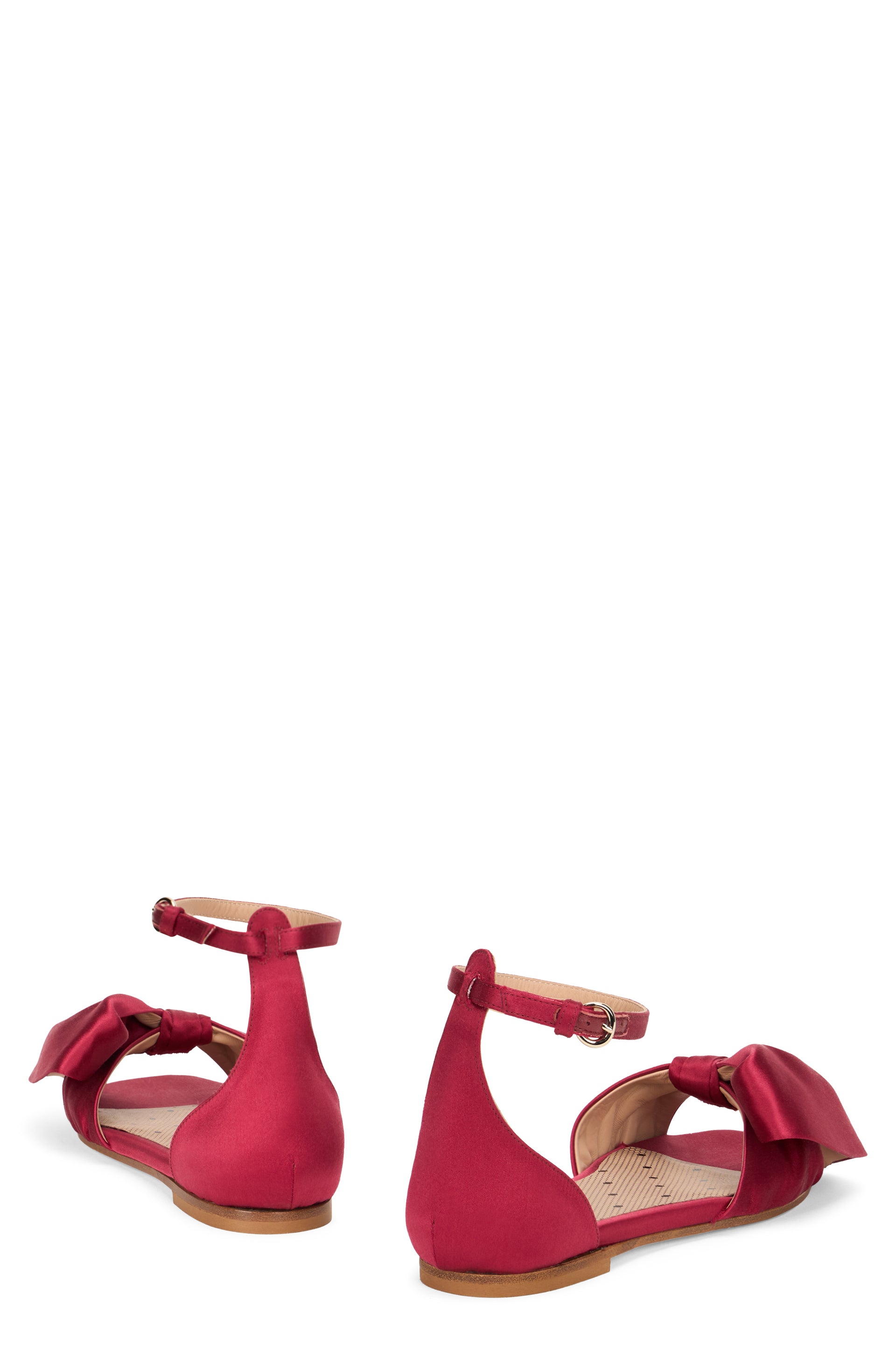 Red sandal with strap in an elegant and refined design.