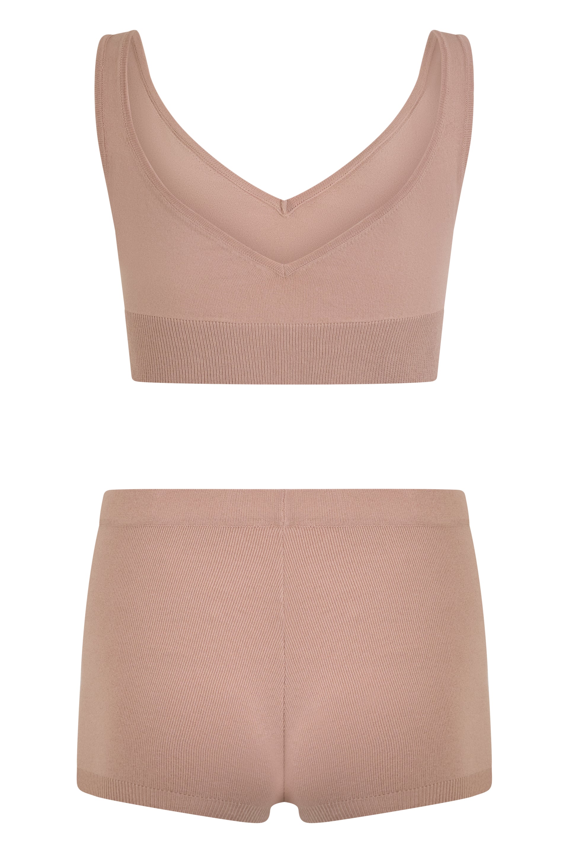 Set of beige top and shorts, casual and versatile.