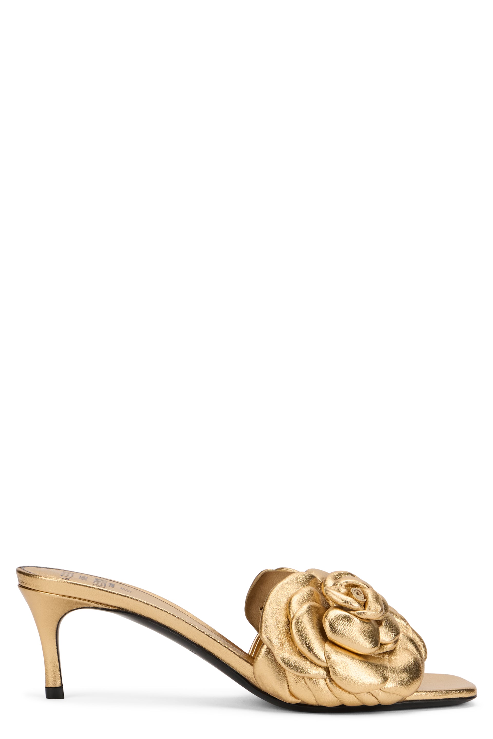 Elegant gold-colored sandal with heel.
