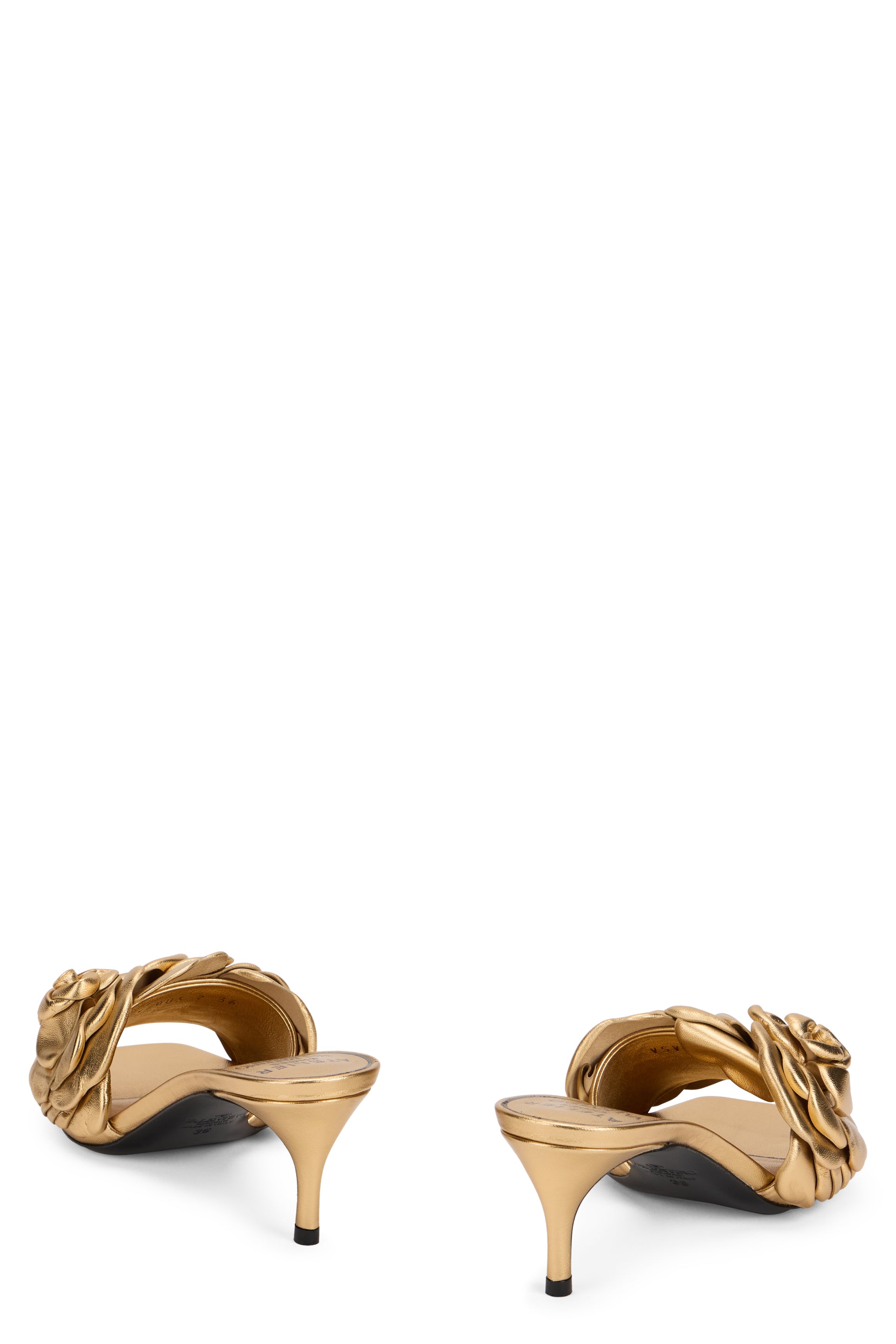 Elegant gold-colored sandal with heel.