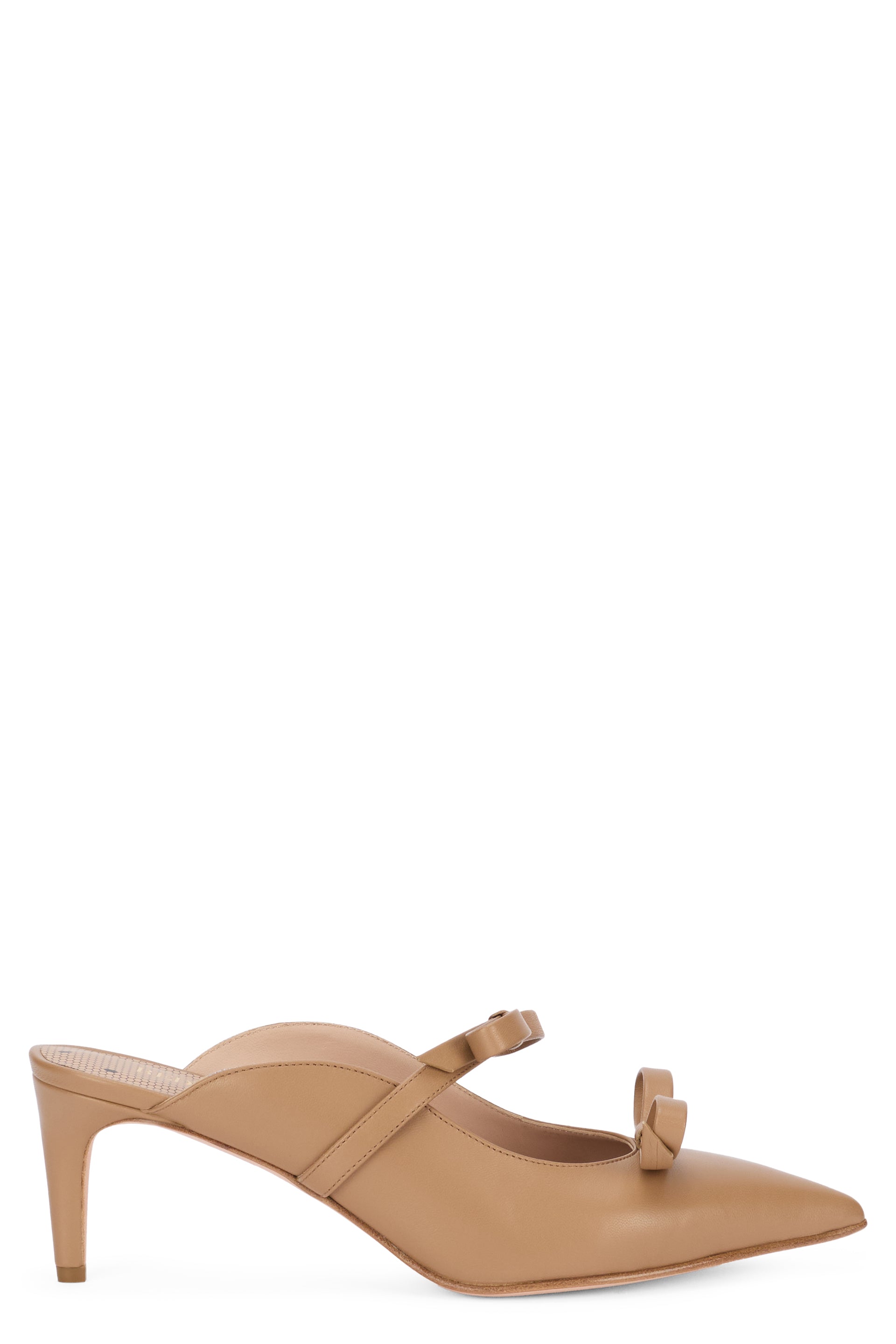 Elegant shoes in beige tones with medium heel.