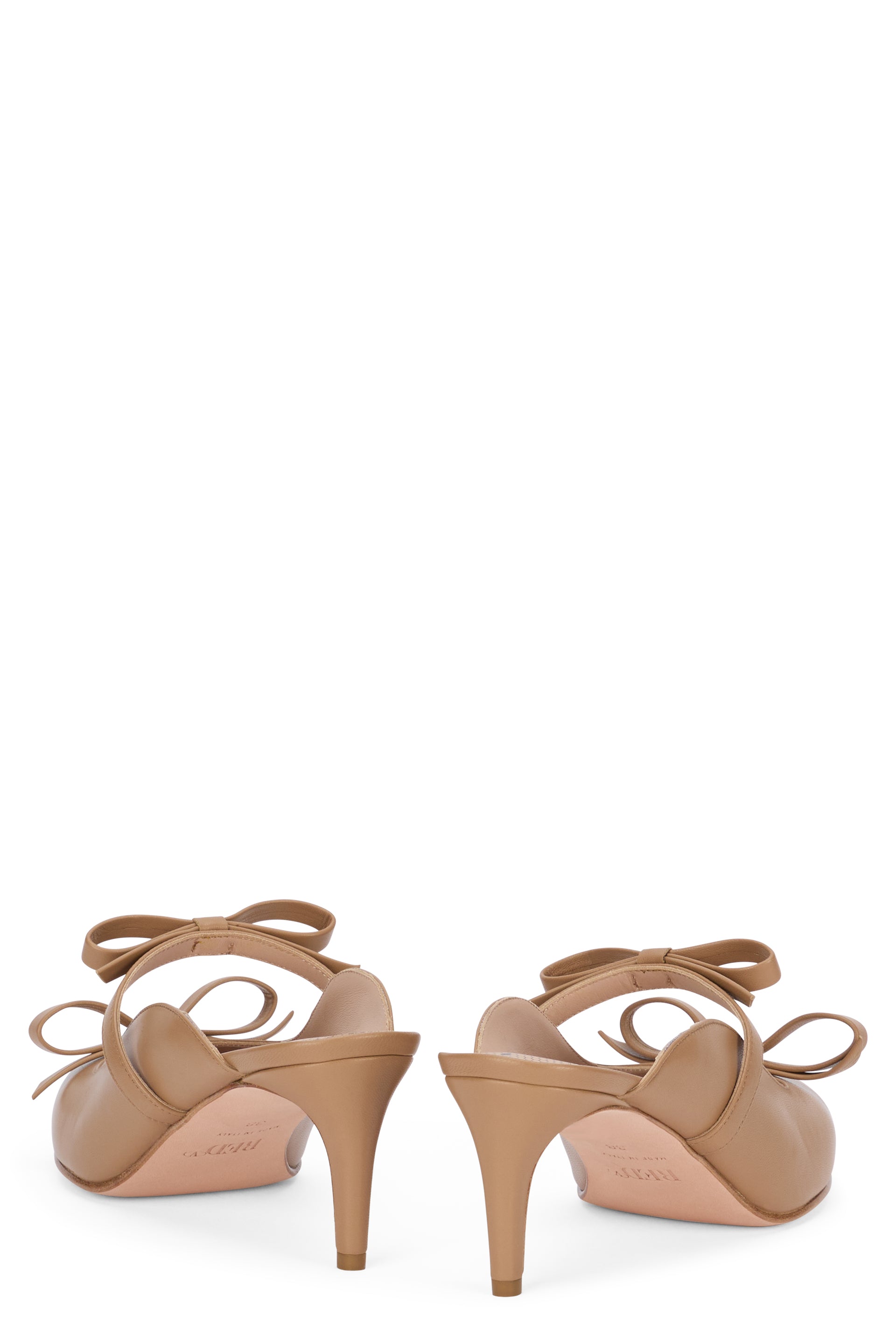 Elegant shoes in beige tones with medium heel.