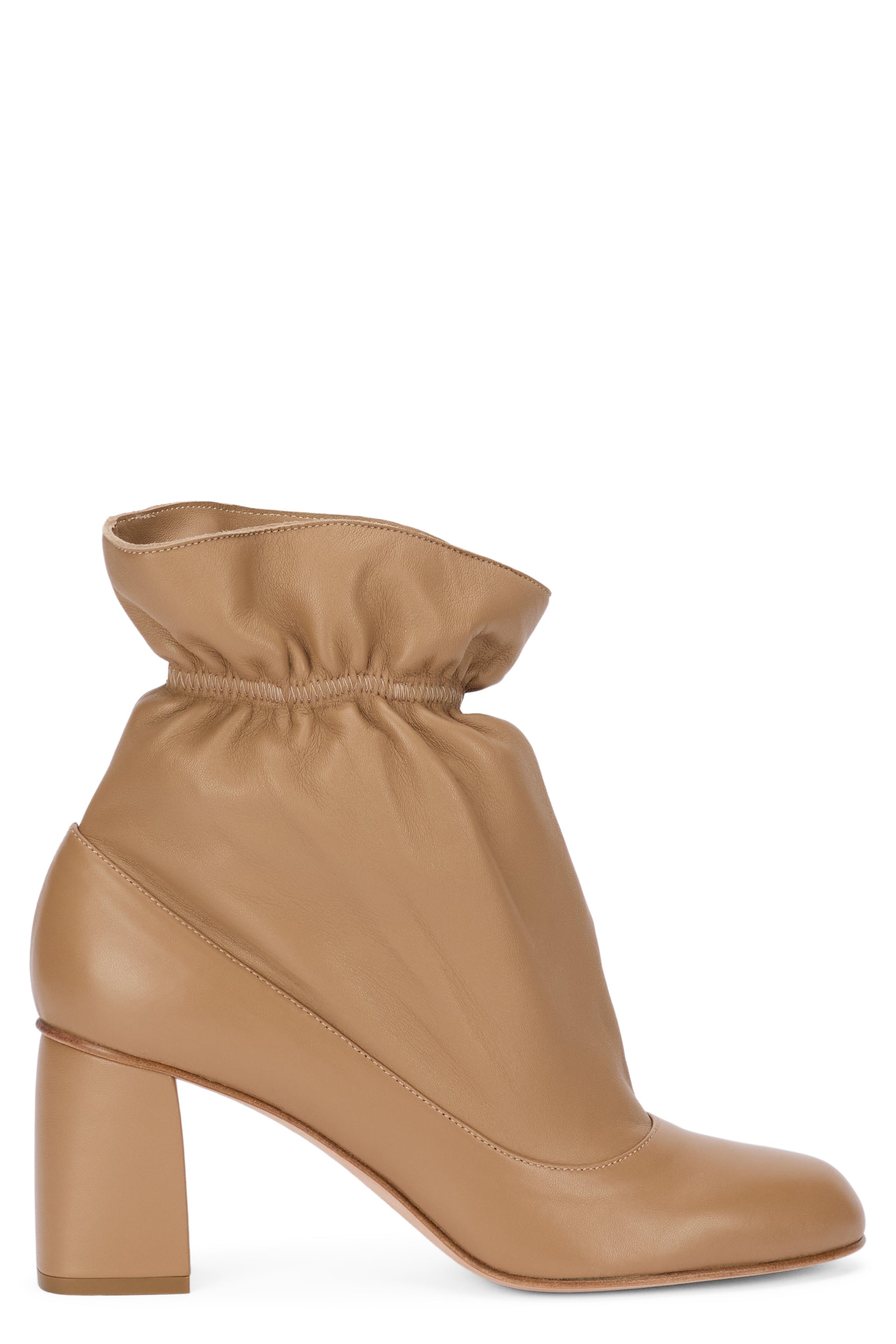 Beige ankle boot with heel, elegant and versatile.