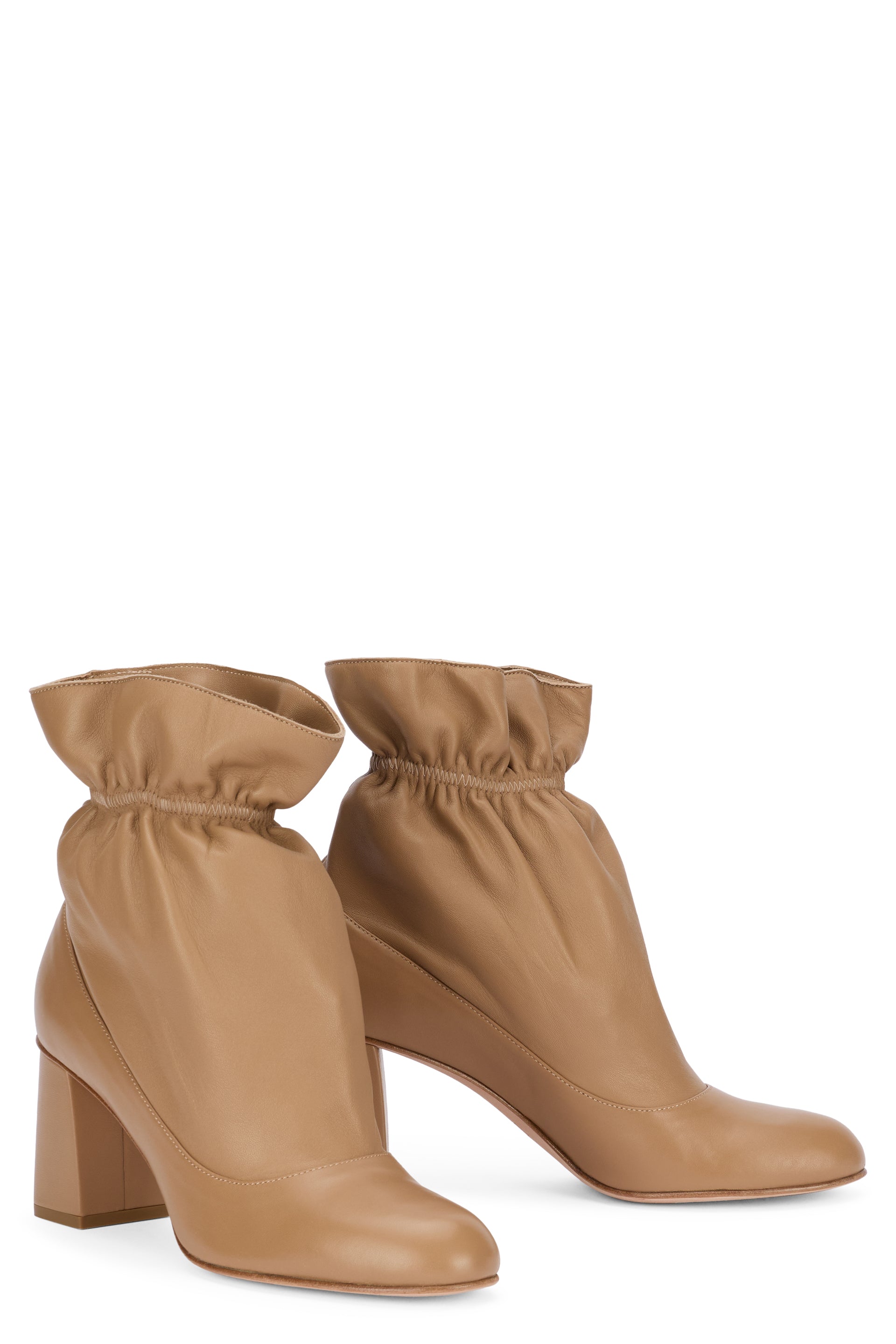 Beige ankle boot with heel, elegant and versatile.