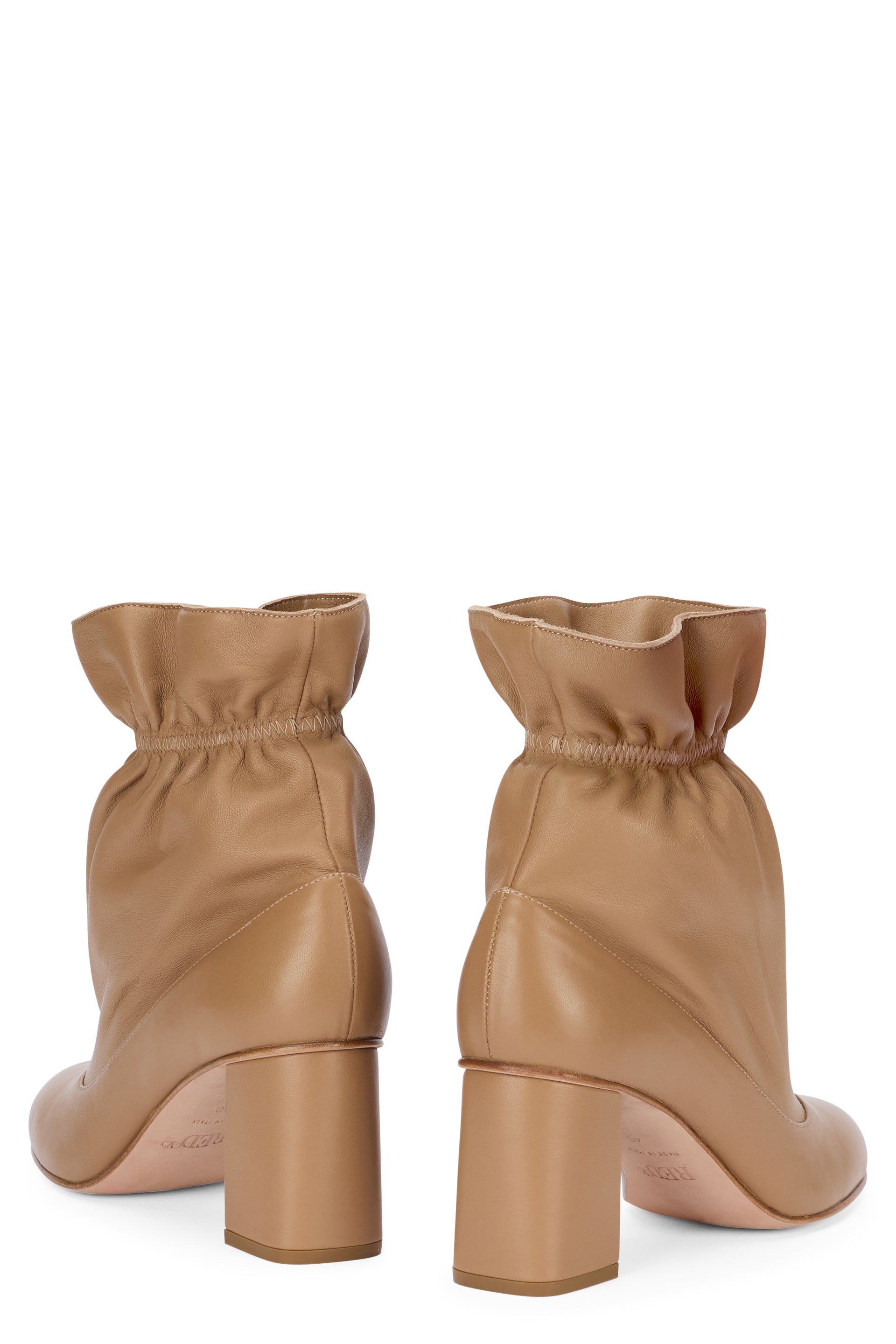 Beige ankle boot with heel, elegant and versatile.