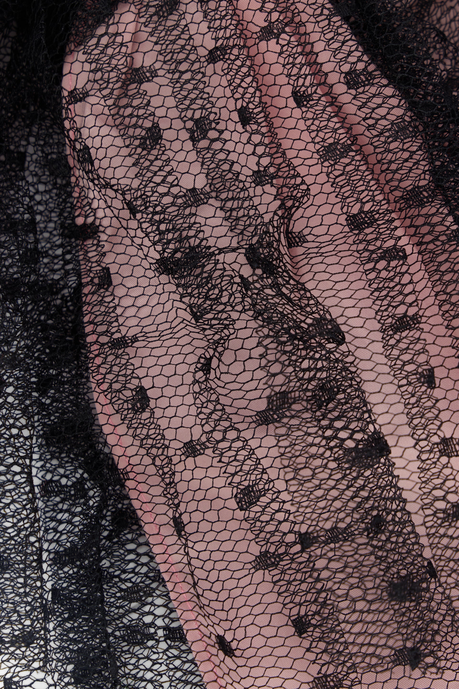 Elegant hairpin in the shape of a bow in shades of pink contrasting with black elements.