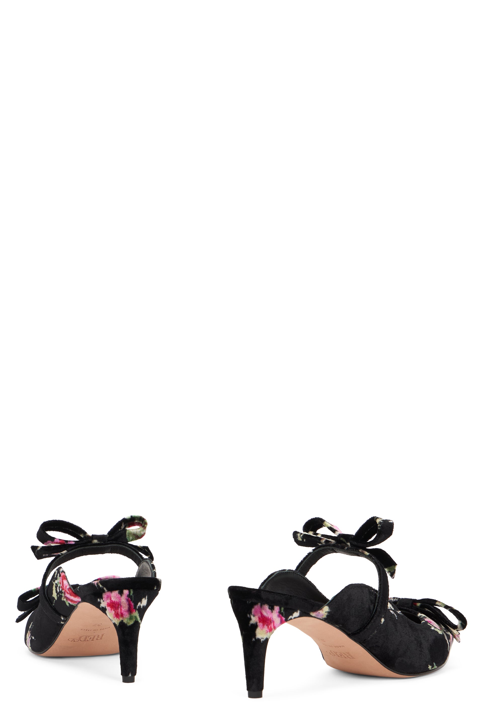 Elegant black shoes with mid heel and floral pattern.