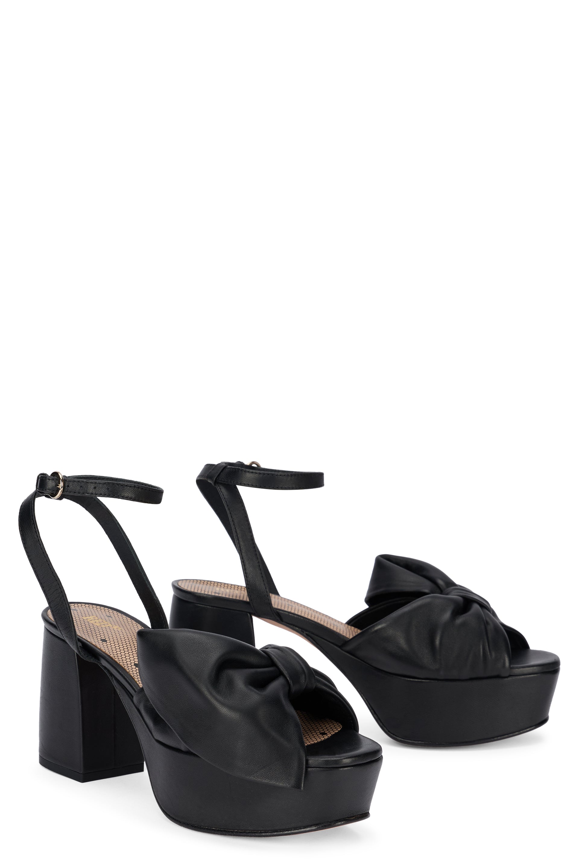 Elegant black sandal with high heel, elegant and modern.