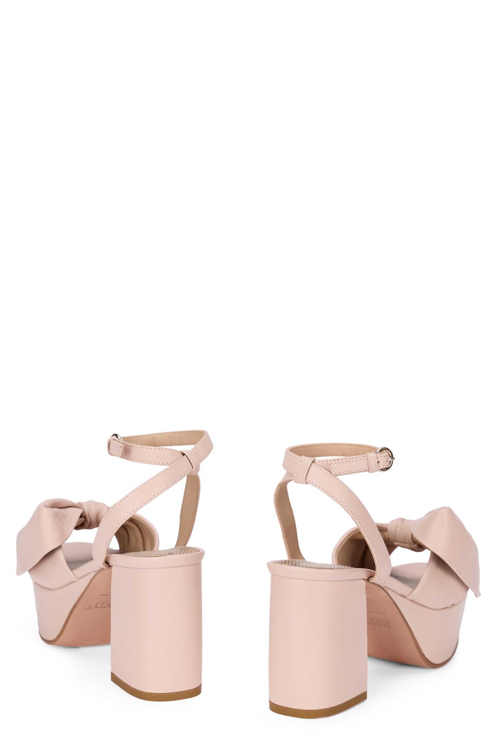 Heel sandal in shades of pale pink, minimal and elegant.