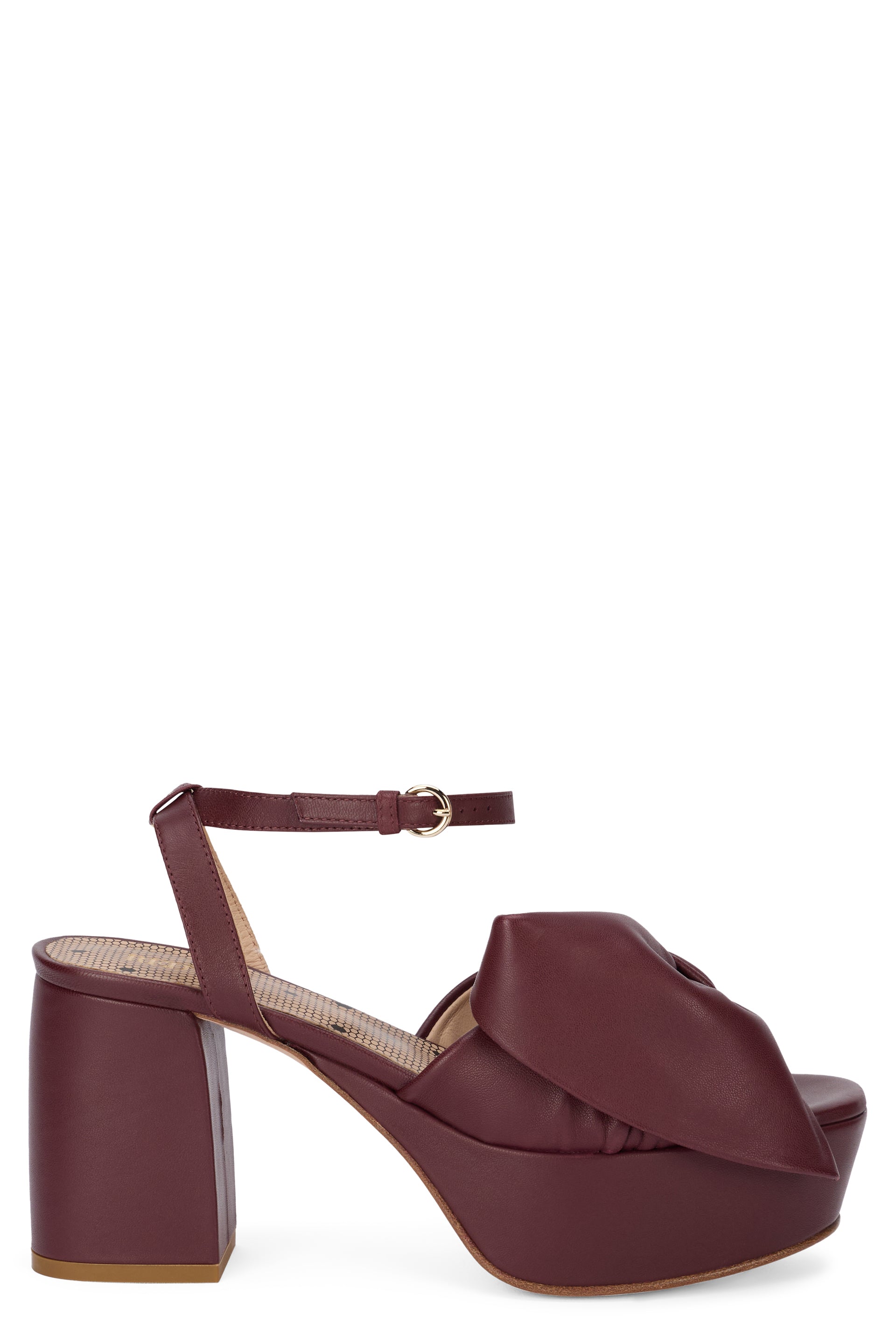 Elegant bordeaux sandal with heel, elegant and modern.