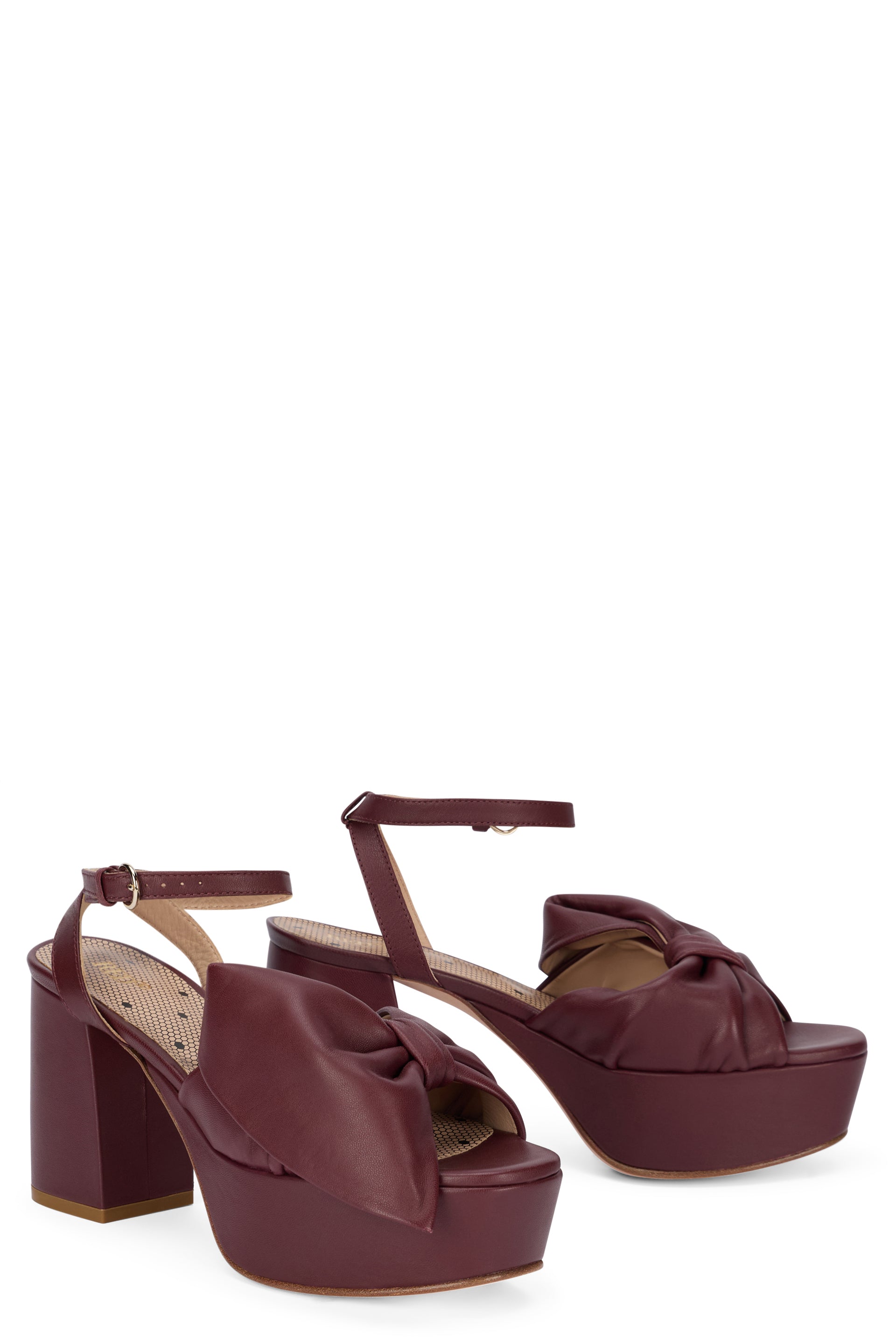 Elegant bordeaux sandal with heel, elegant and modern.