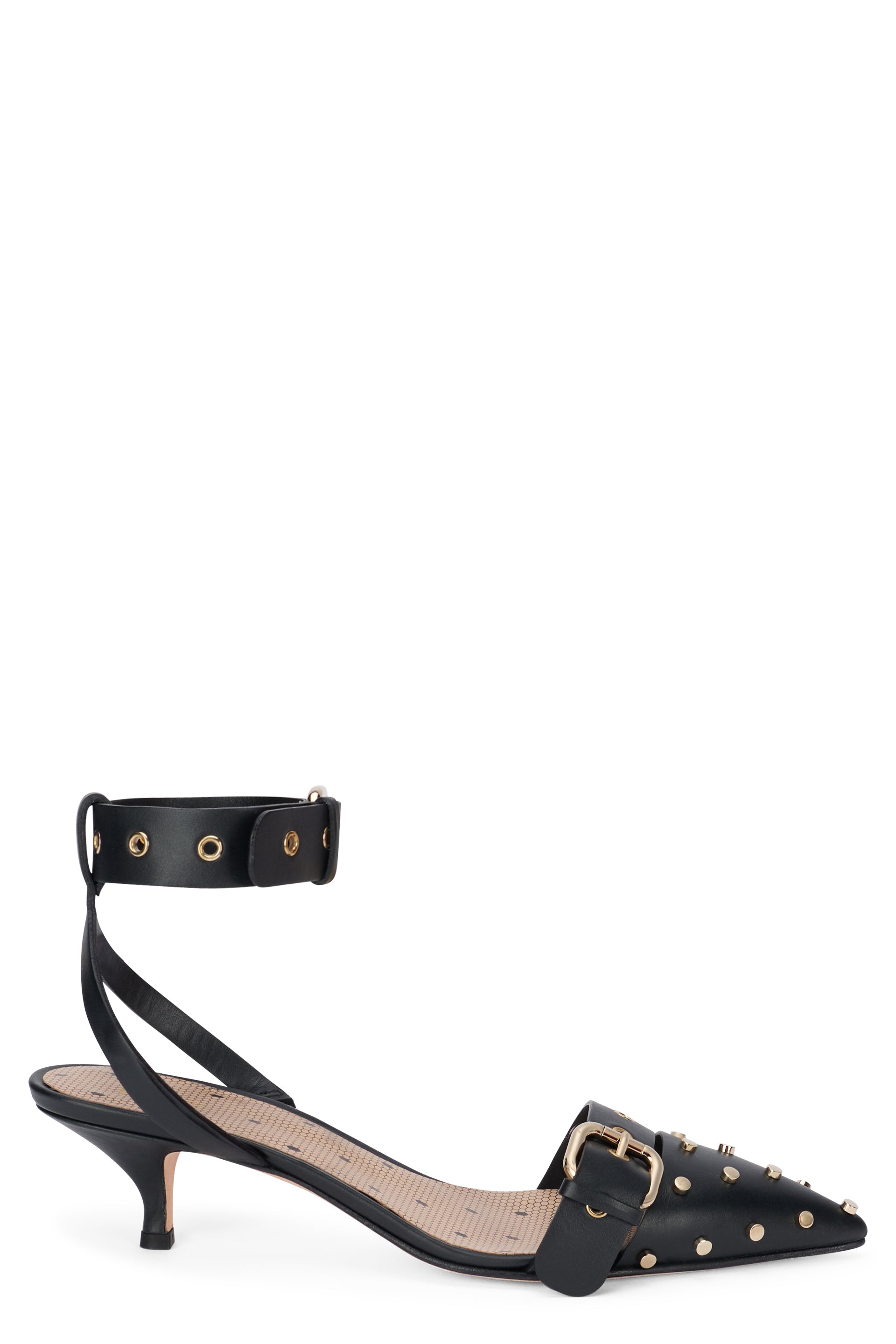 Elegant black shoe with kitten heel, versatile and chic