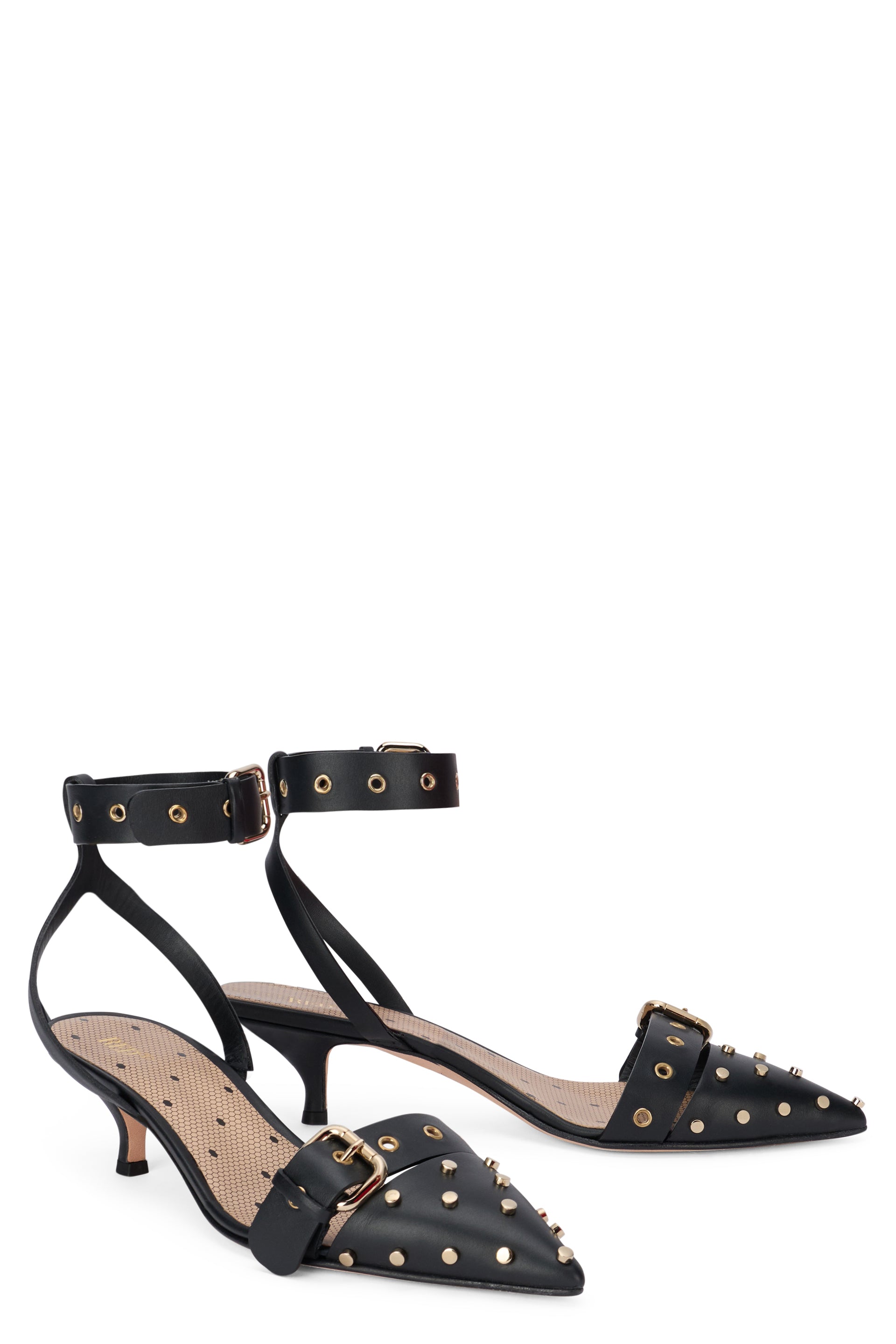 Elegant black shoe with kitten heel, versatile and chic